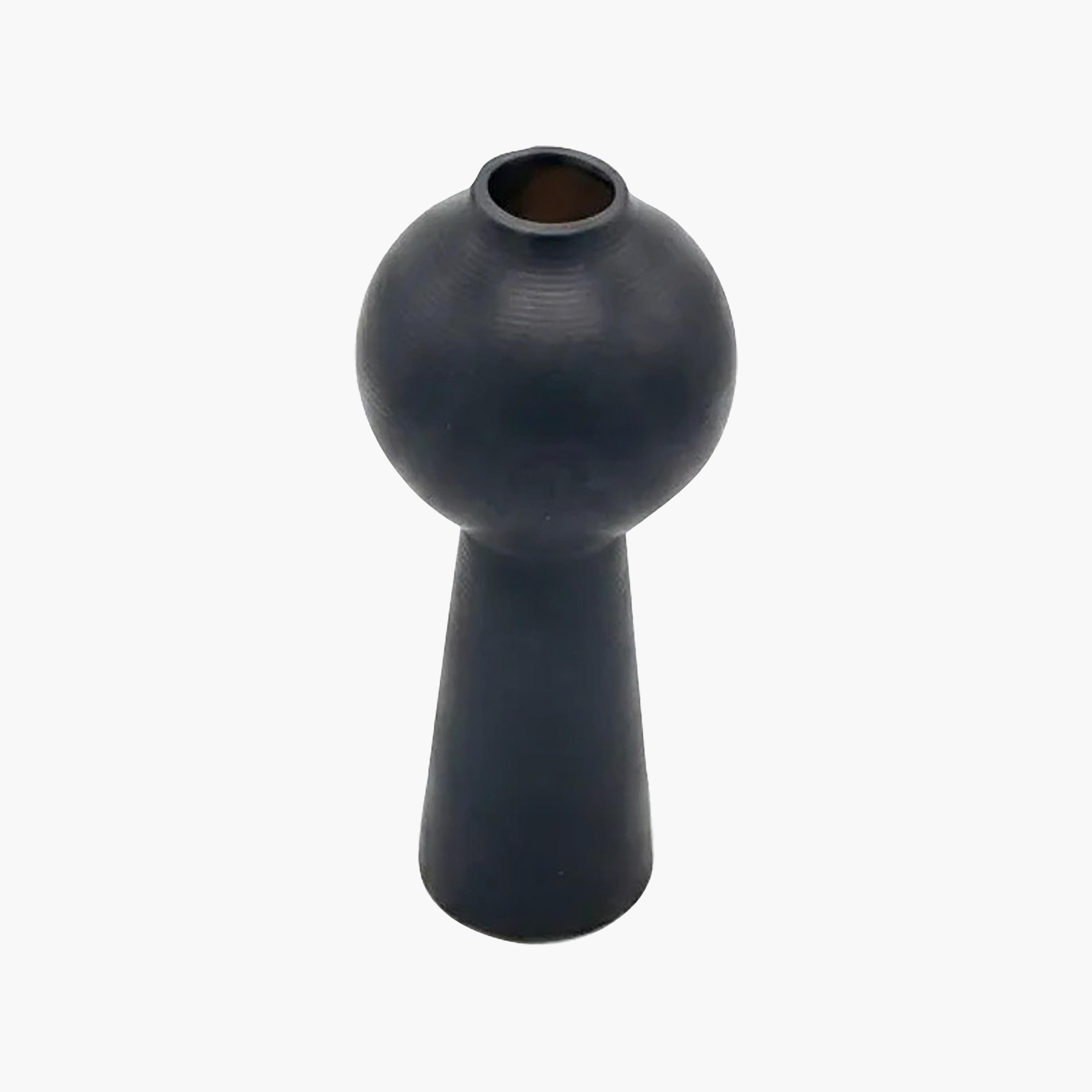 مزهرية سوداء بملمس بارز من ماريا هومز-household-decor-vasesandbowls-image-5