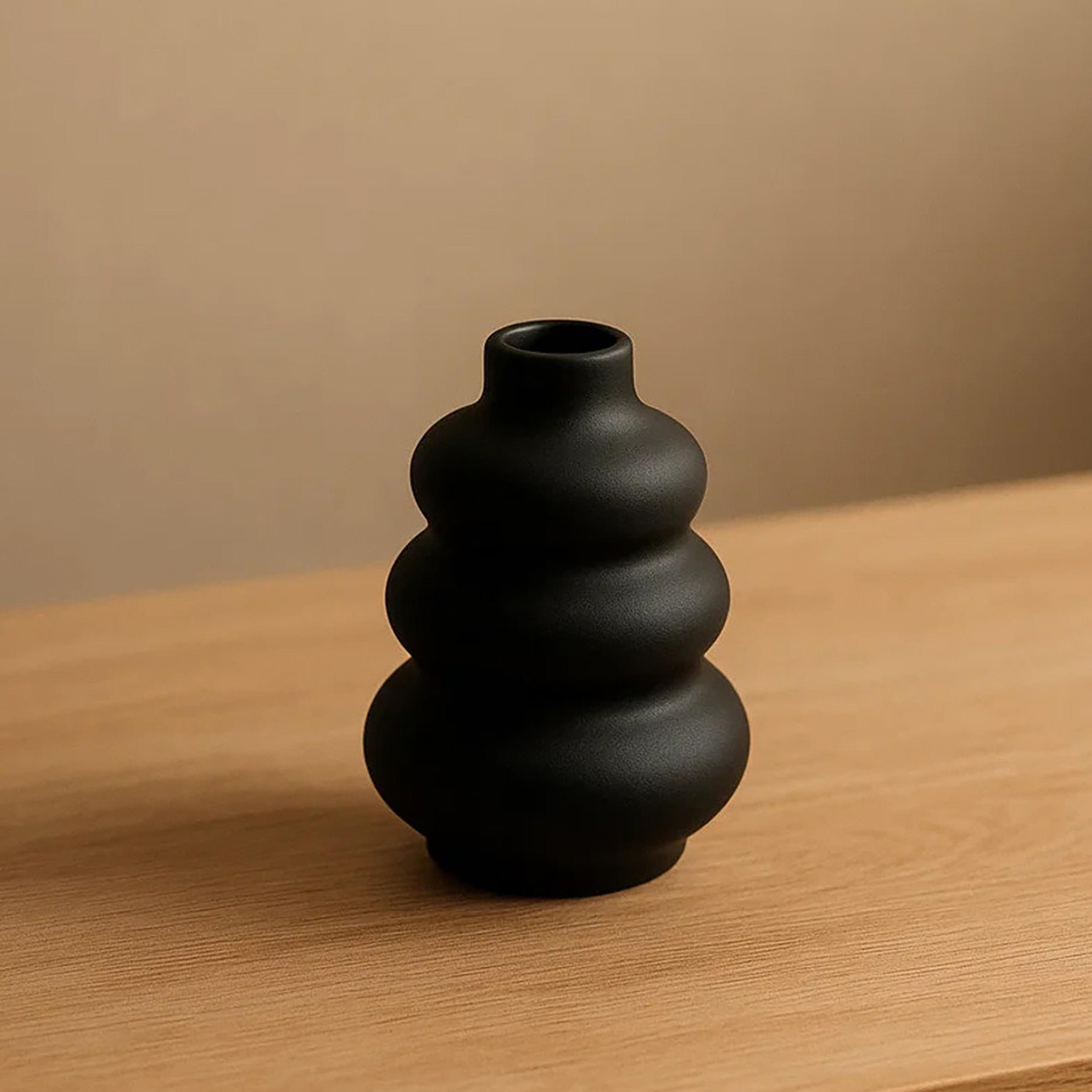 مزهرية مستديرة متدرجة سوداء من السيراميك من ماريا هومز-household-decor-vasesandbowls-image-1