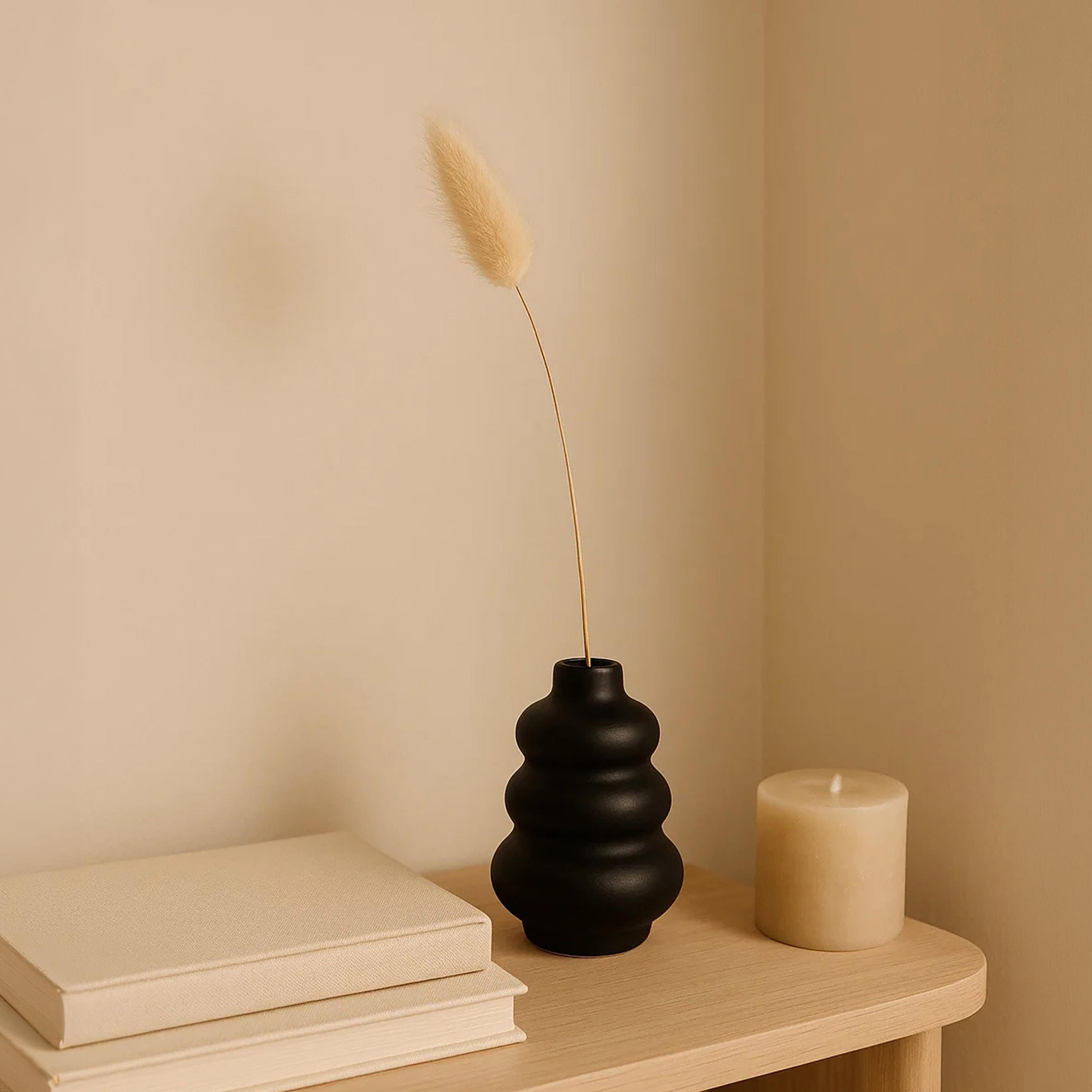 مزهرية مستديرة متدرجة سوداء من السيراميك من ماريا هومز-household-decor-vasesandbowls-image-2