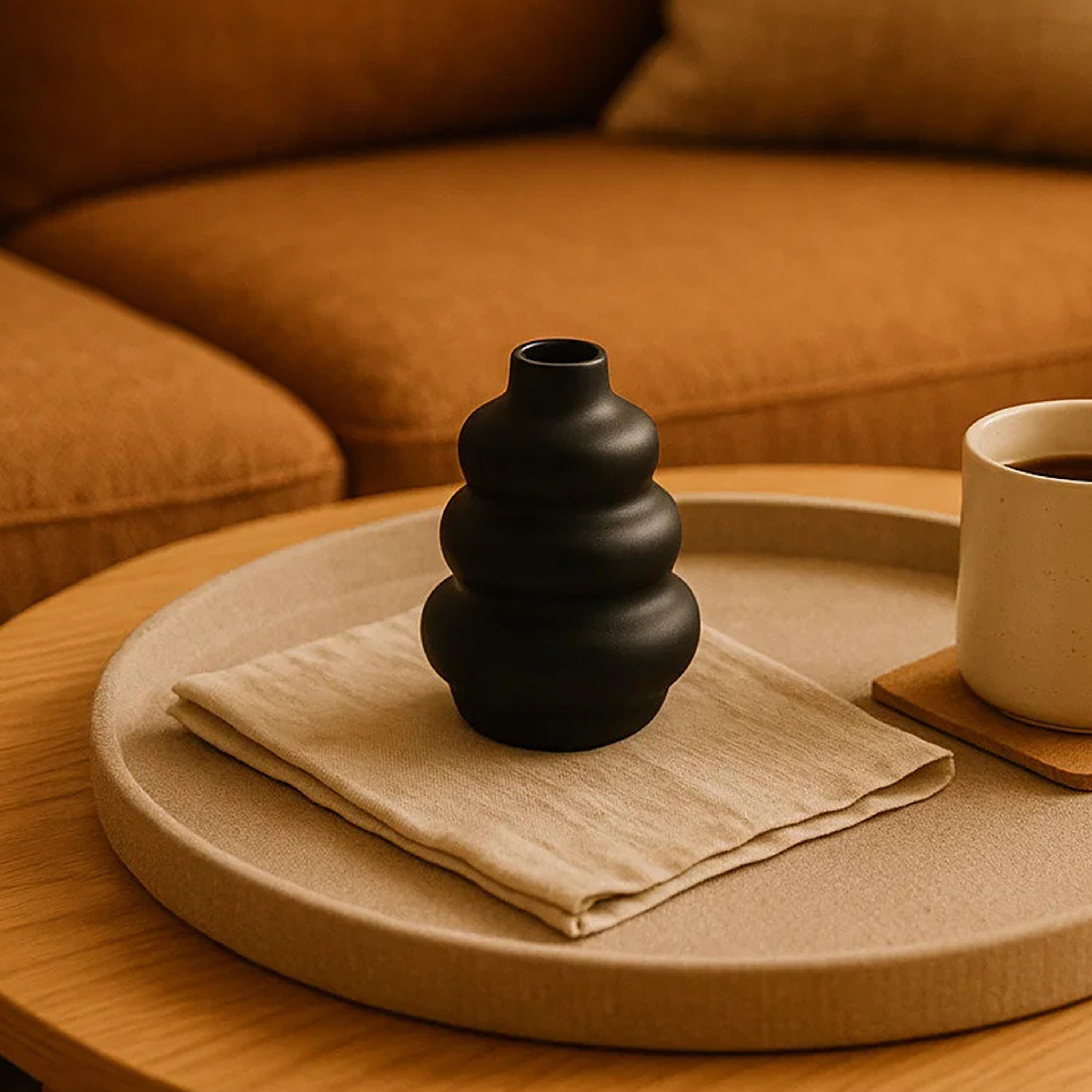 مزهرية مستديرة متدرجة سوداء من السيراميك من ماريا هومز-household-decor-vasesandbowls-image-3