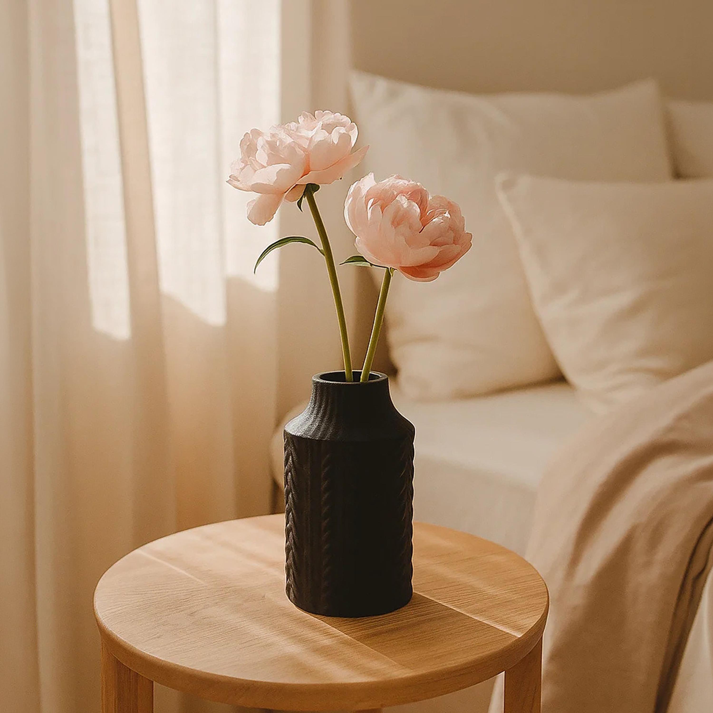 مزهرية سوداء بملمس بارز من ماريا هومز-household-decor-vasesandbowls-image-1
