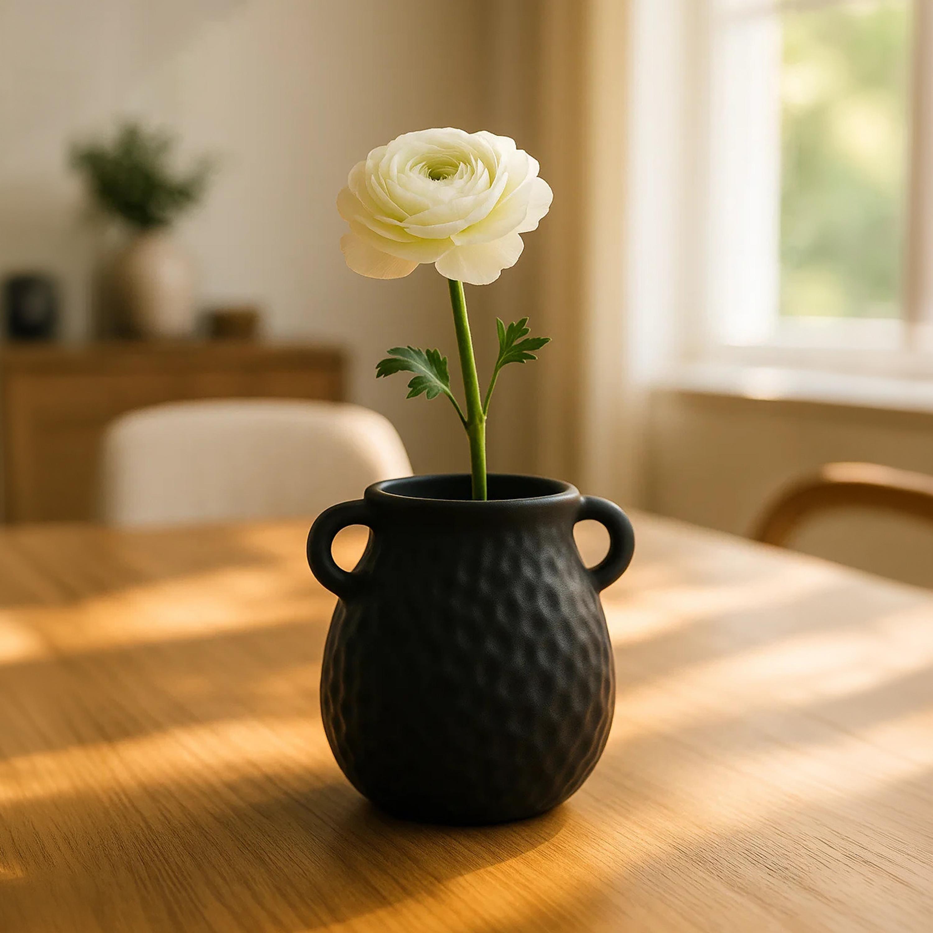 مزهرية سوداء بملمس بارز من ماريا هومز-household-decor-vasesandbowls-image-1