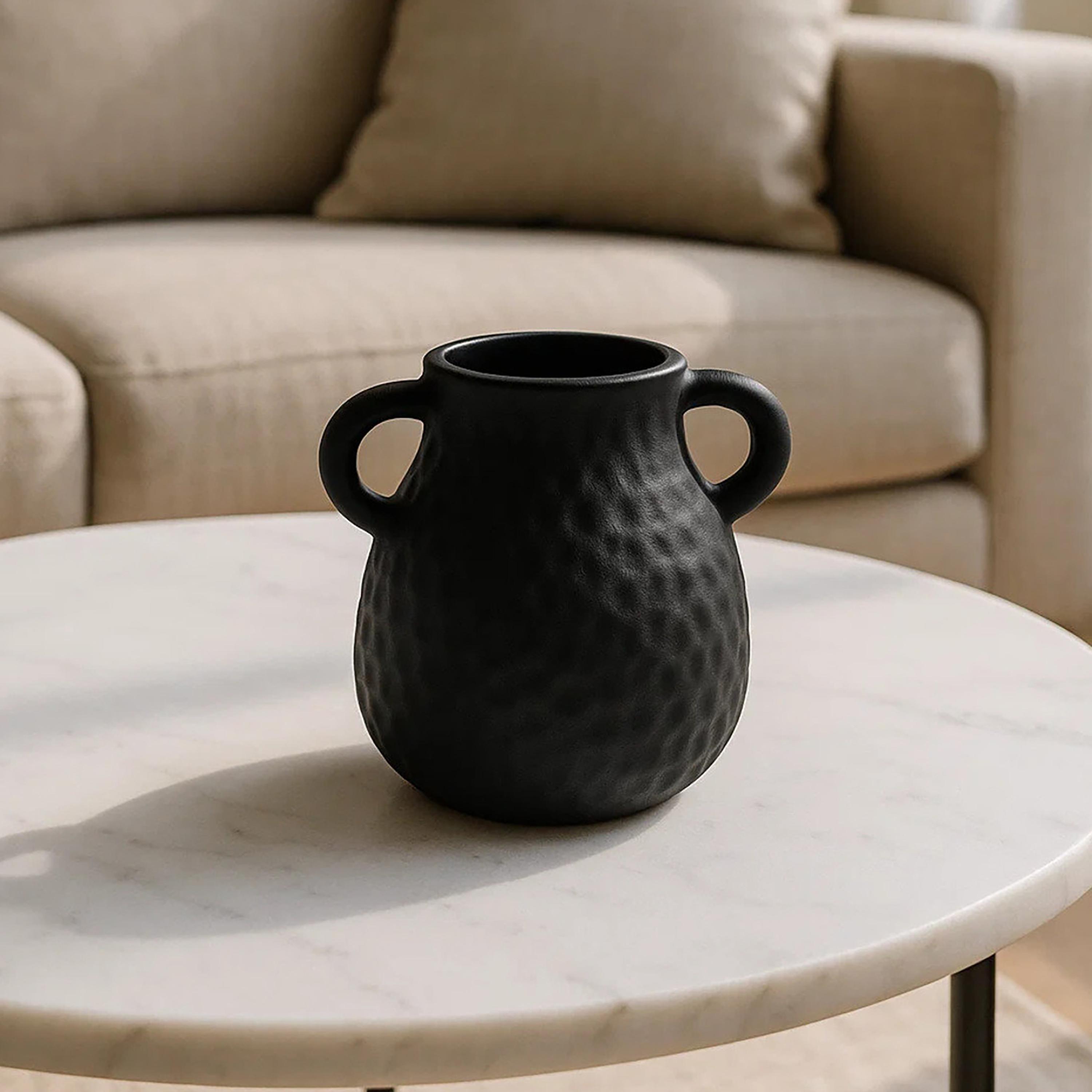 مزهرية سوداء بملمس بارز من ماريا هومز-household-decor-vasesandbowls-image-2