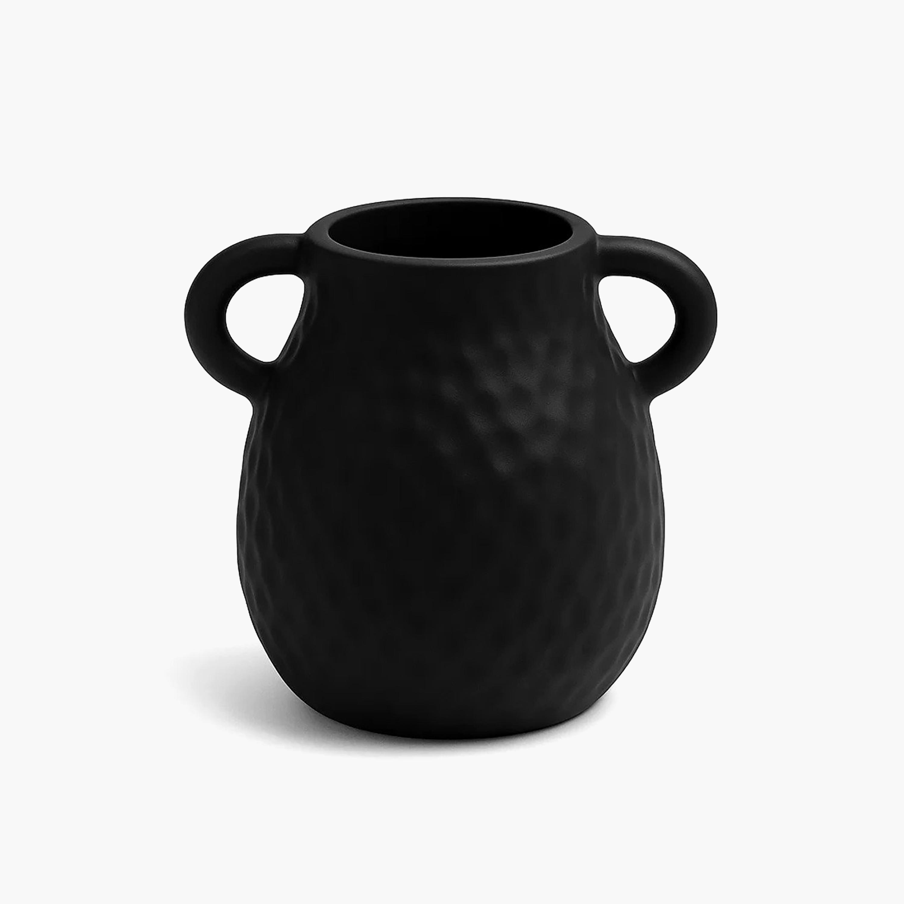 مزهرية سوداء بملمس بارز من ماريا هومز-household-decor-vasesandbowls-image-6