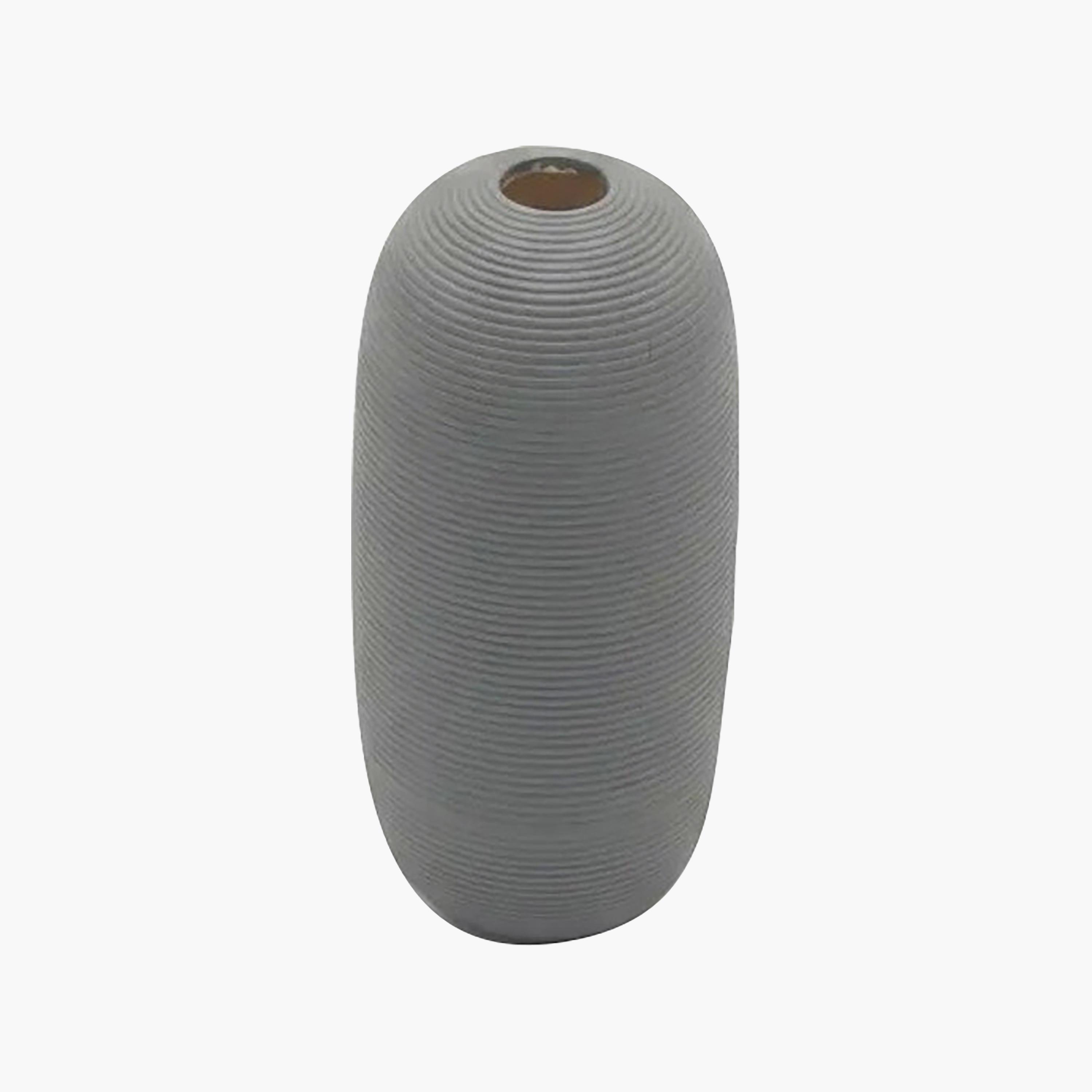 مزهرية مضلعة رمادية من ماريا هومز-household-decor-vasesandbowls-image-5