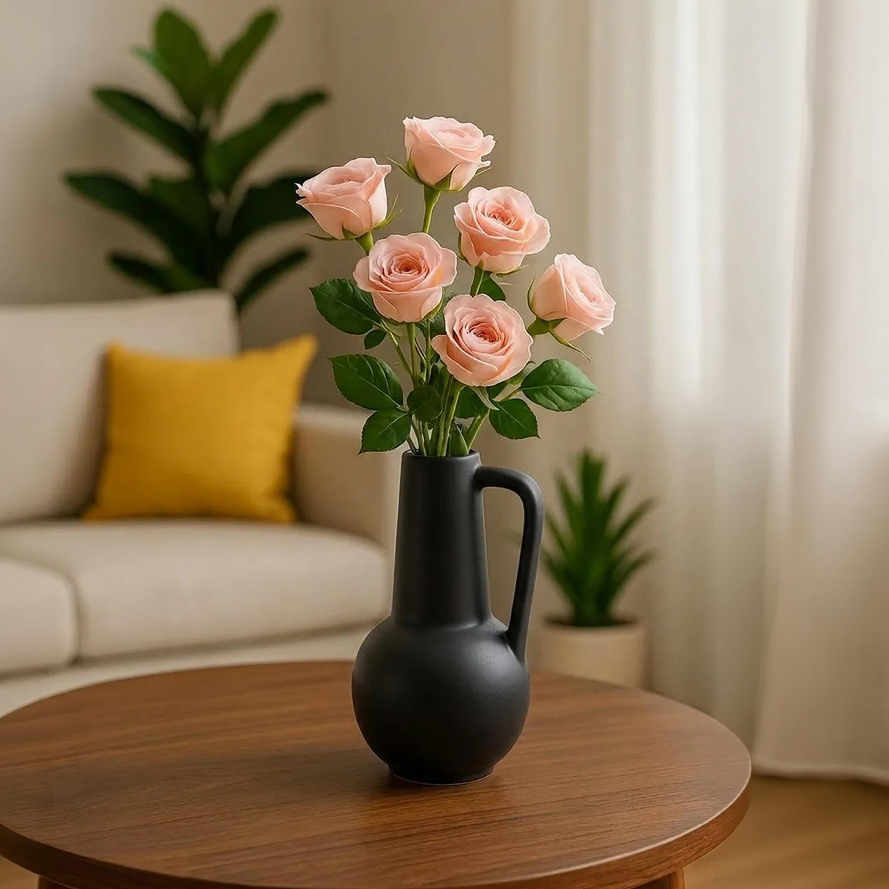 مزهرية بمقبض أسود من ماريا هومز-household-decor-vasesandbowls-image-1