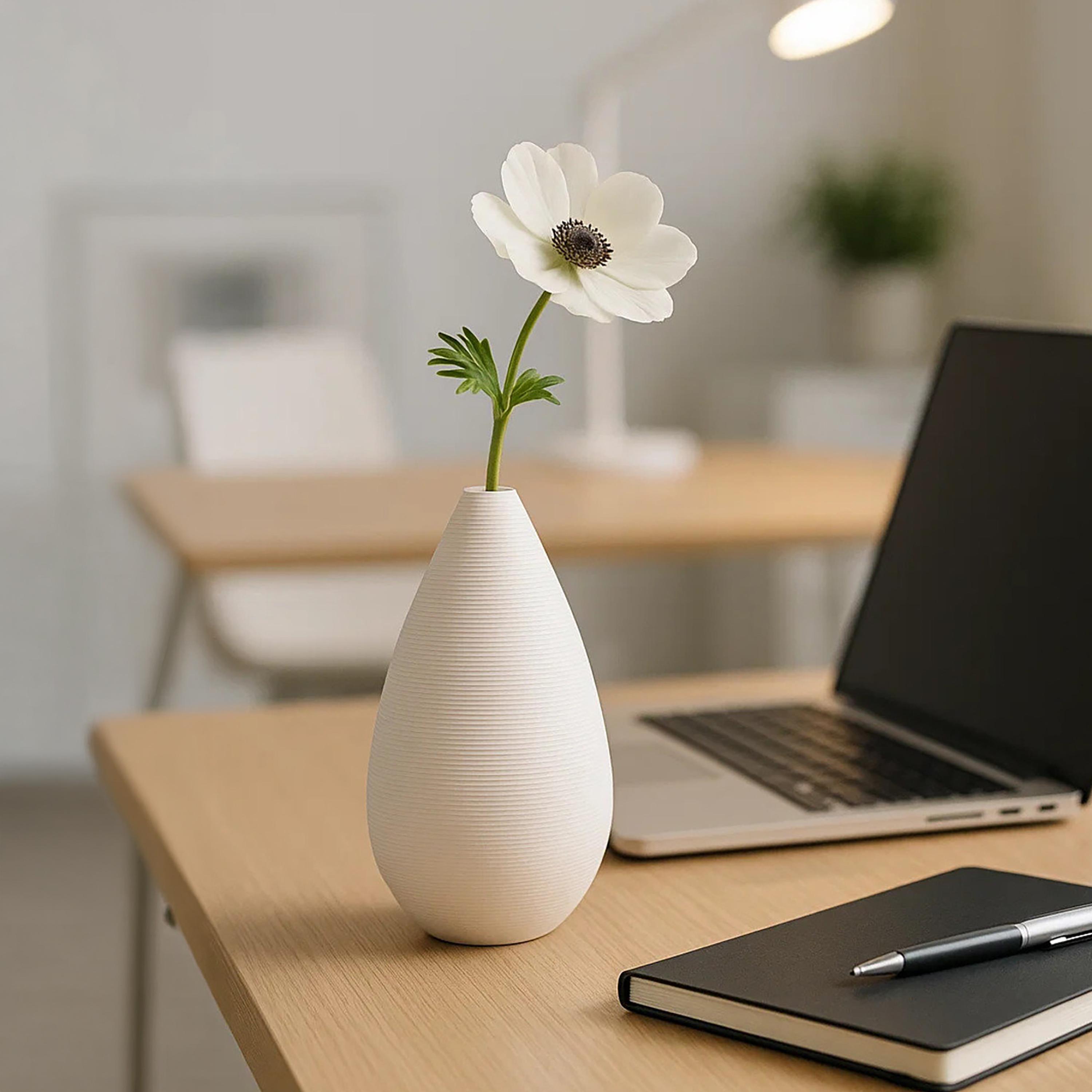 مزهرية سيراميك بتصميم قطرة الماء باللون الأبيض من ماريا هومز-household-decor-vasesandbowls-image-2