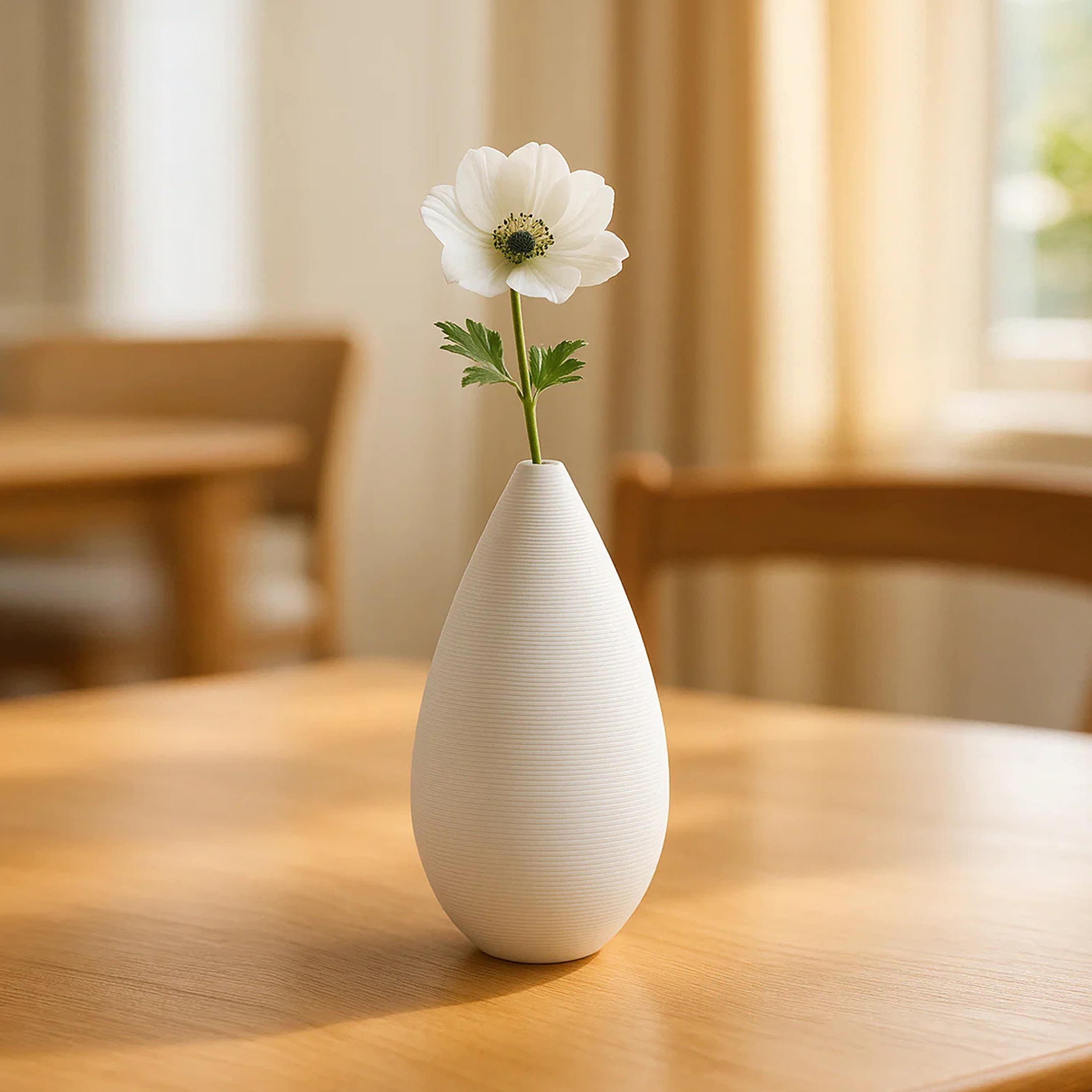 مزهرية سيراميك بتصميم قطرة الماء باللون الأبيض من ماريا هومز-household-decor-vasesandbowls-image-3
