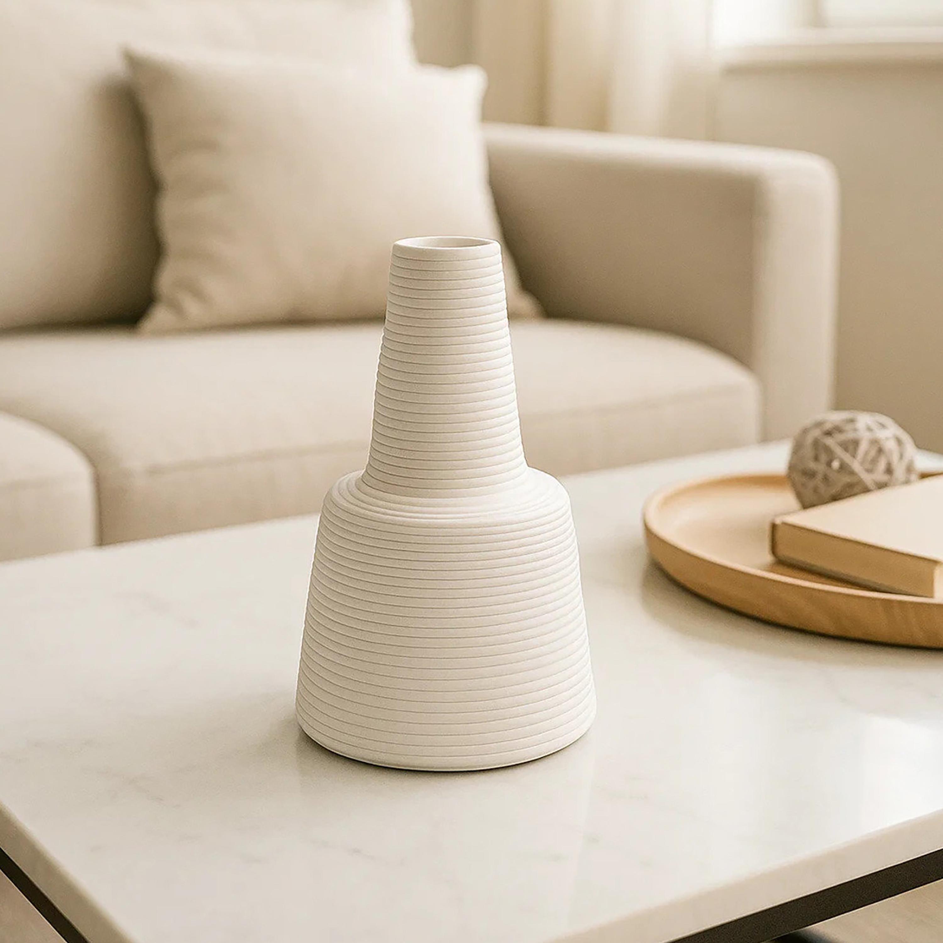 مزهرية سيراميك بملمس بارز باللون الأبيض من ماريا هومز-household-decor-vasesandbowls-image-1