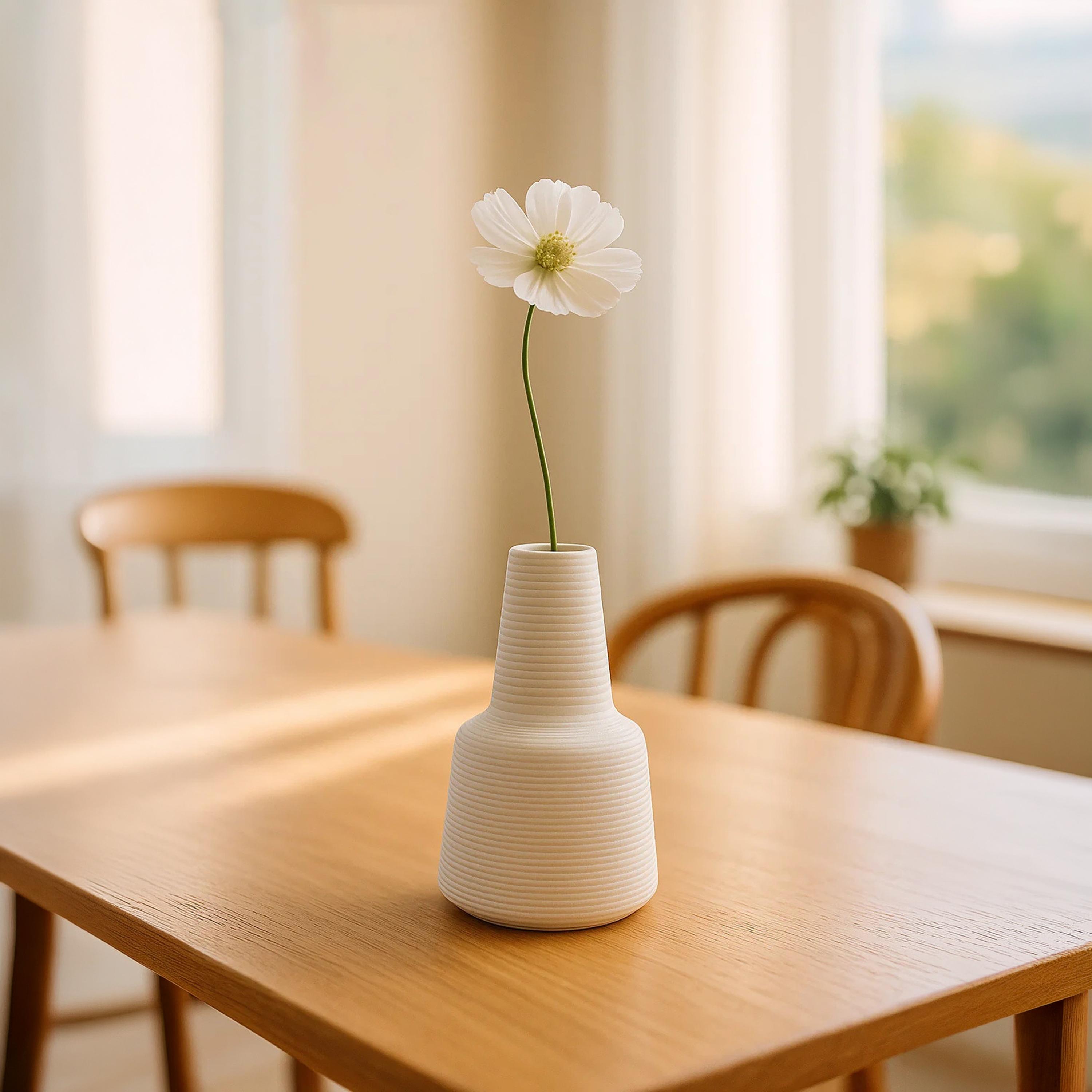 مزهرية سيراميك بملمس بارز باللون الأبيض من ماريا هومز-household-decor-vasesandbowls-image-2