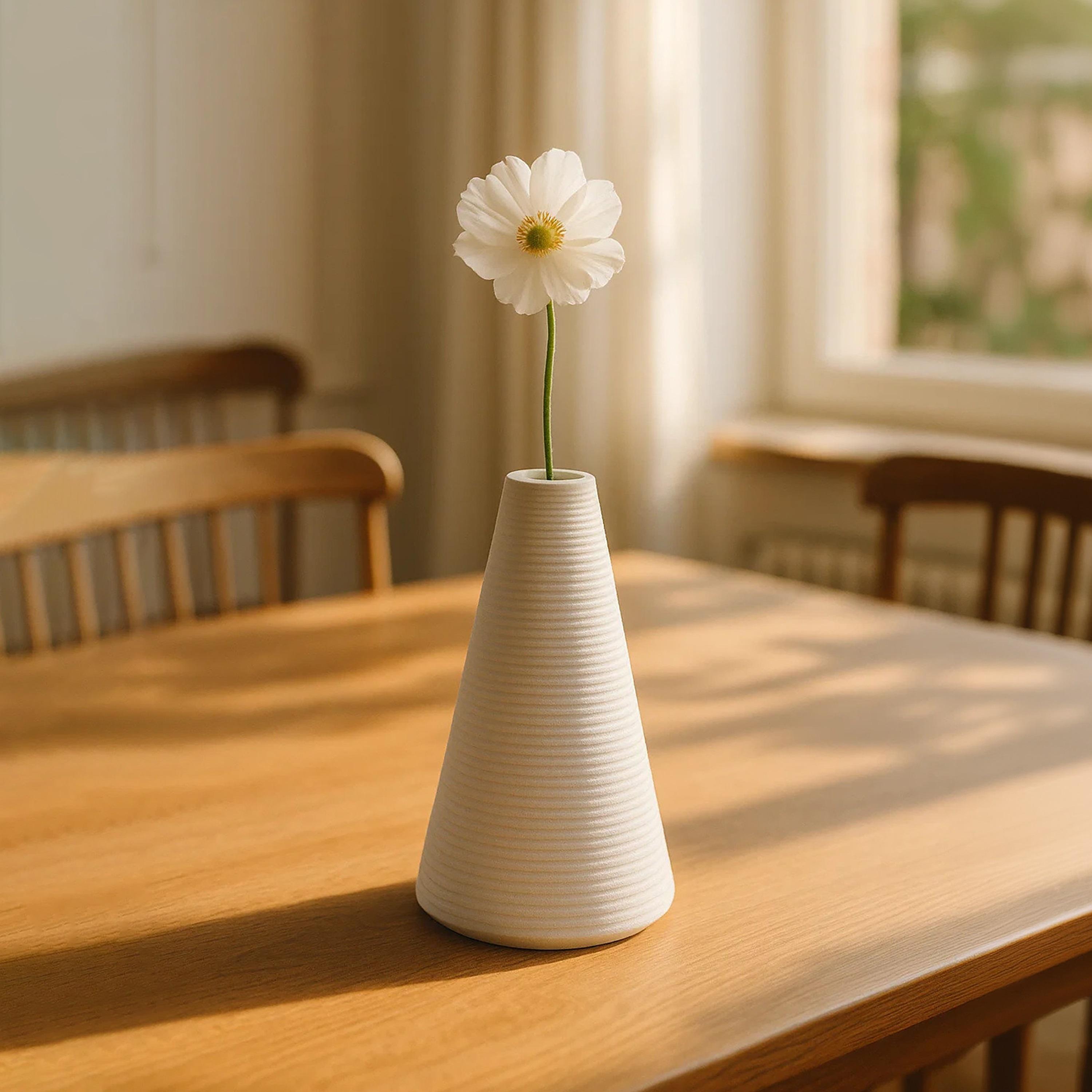 مزهرية سيراميك أبيض بتصميم مخروطي من ماريا هومز-household-decor-vasesandbowls-image-2