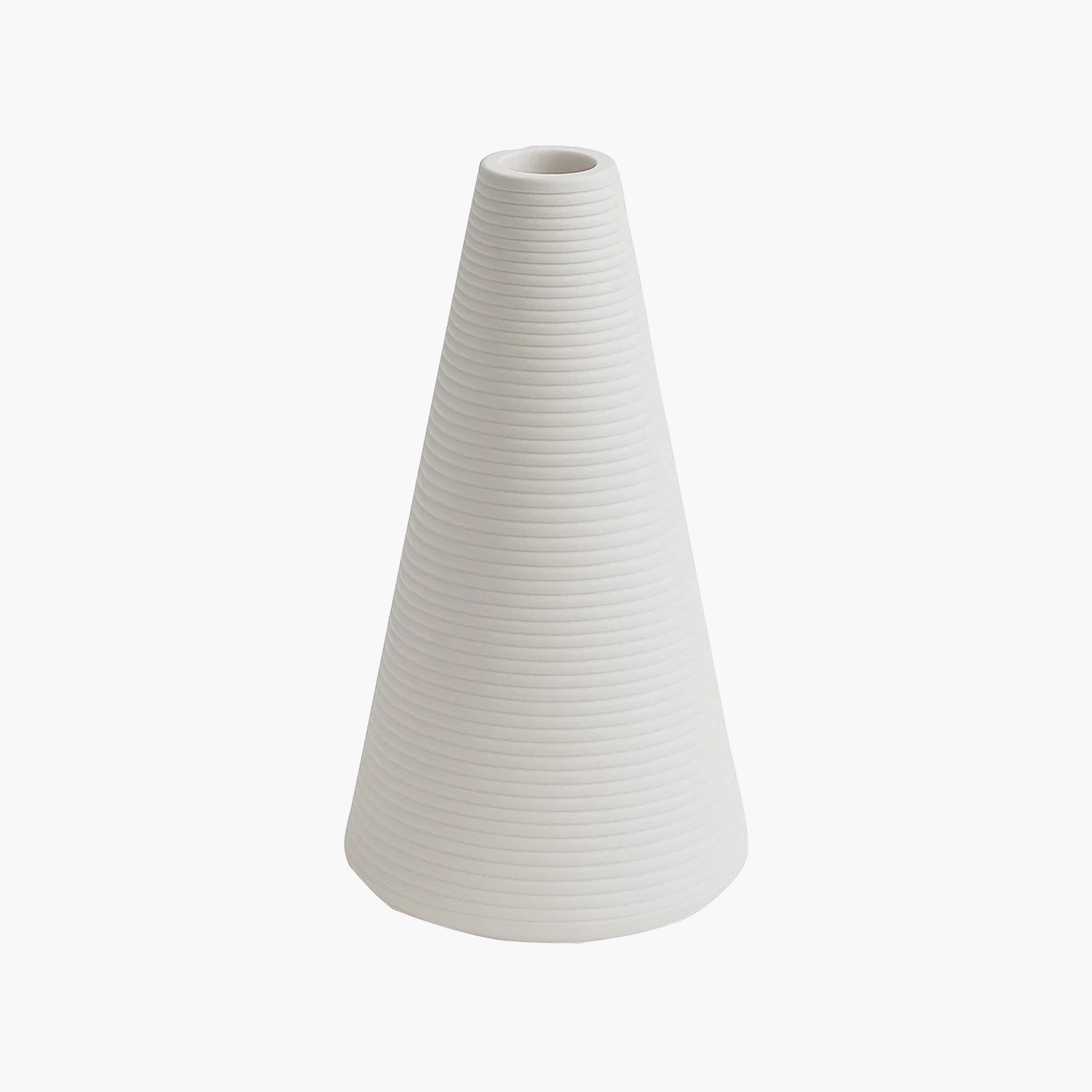 مزهرية سيراميك أبيض بتصميم مخروطي من ماريا هومز-household-decor-vasesandbowls-image-5