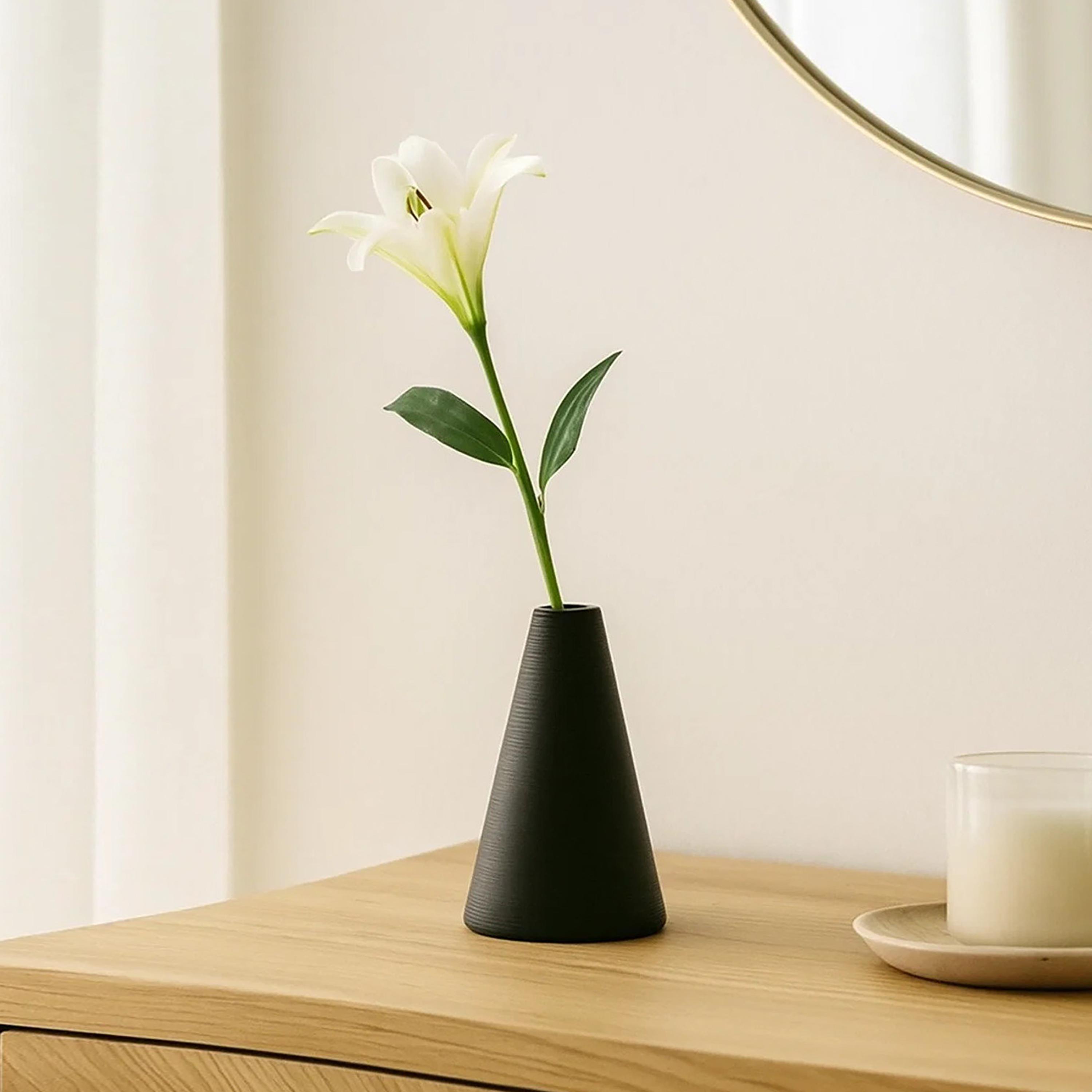 مزهرية سيراميك بتصميم مخروطي أسود من ماريا هومز-household-decor-vasesandbowls-image-1