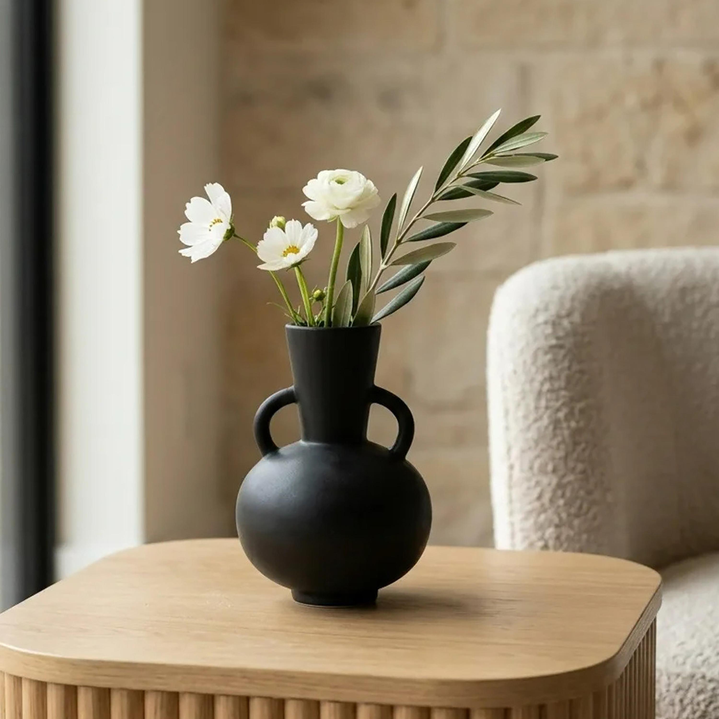 مزهرية سوداء بمقبضين من السيراميك من ماريا هومز-household-decor-vasesandbowls-image-1