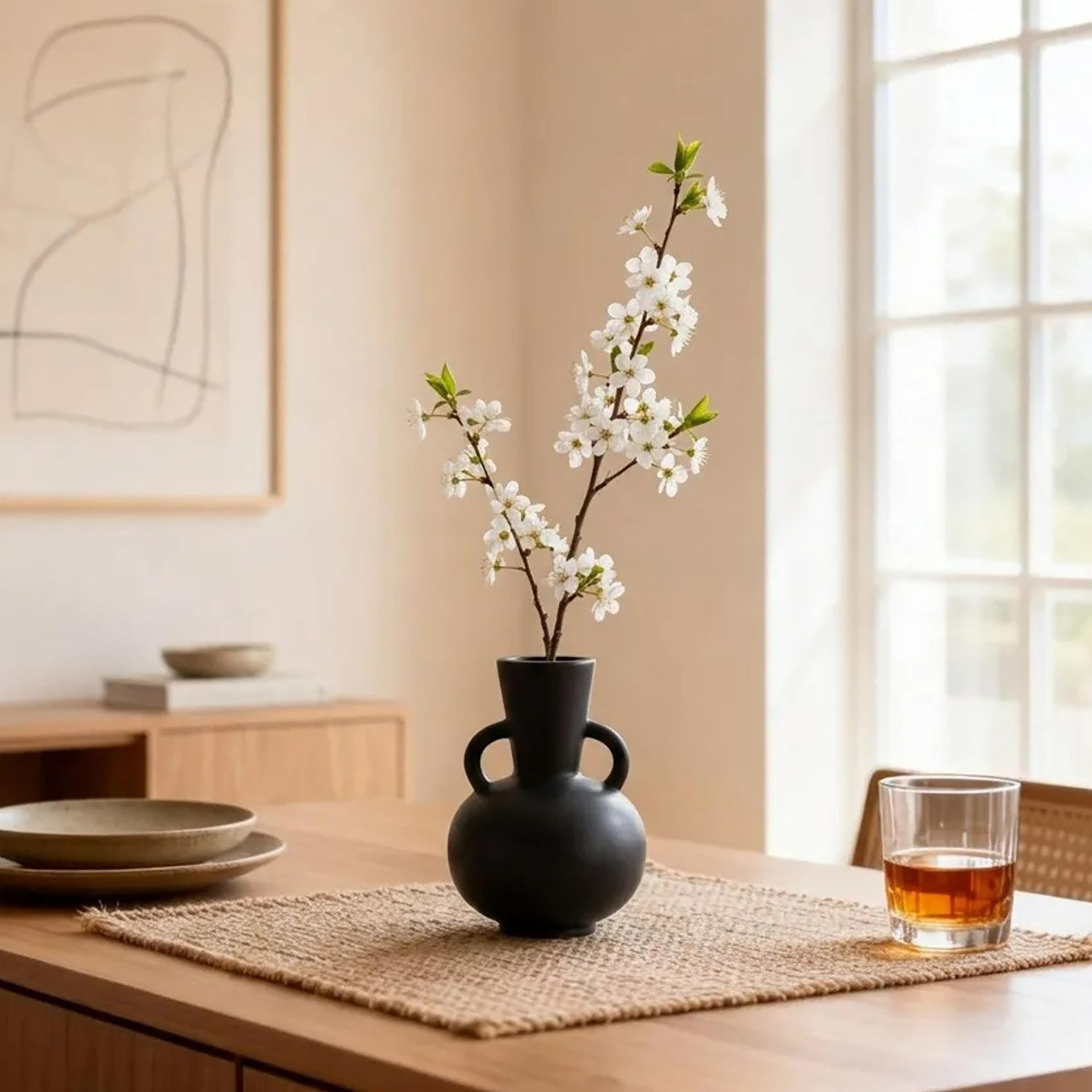 مزهرية سوداء بمقبضين من السيراميك من ماريا هومز-household-decor-vasesandbowls-image-2