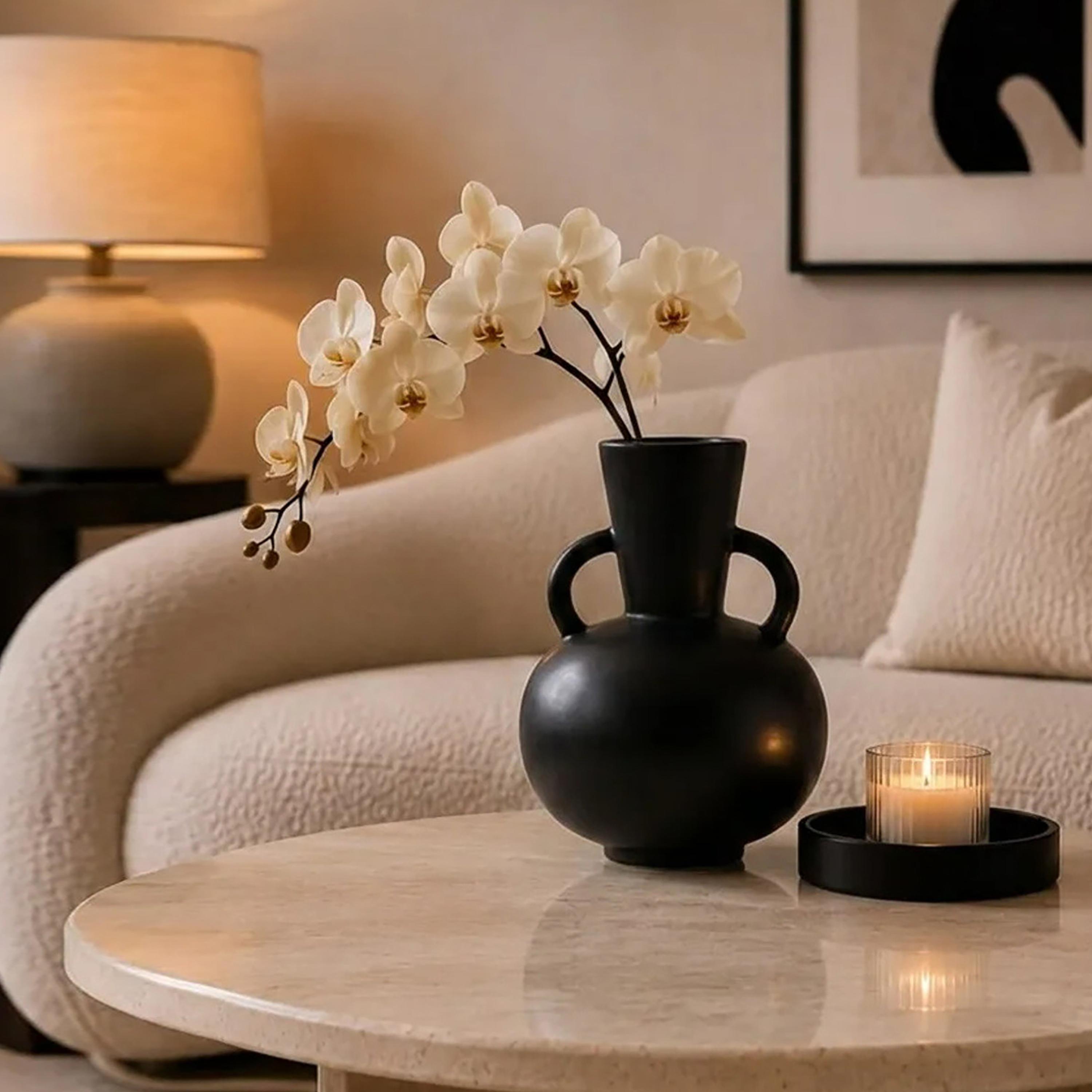 مزهرية سوداء بمقبضين من السيراميك من ماريا هومز-household-decor-vasesandbowls-image-3