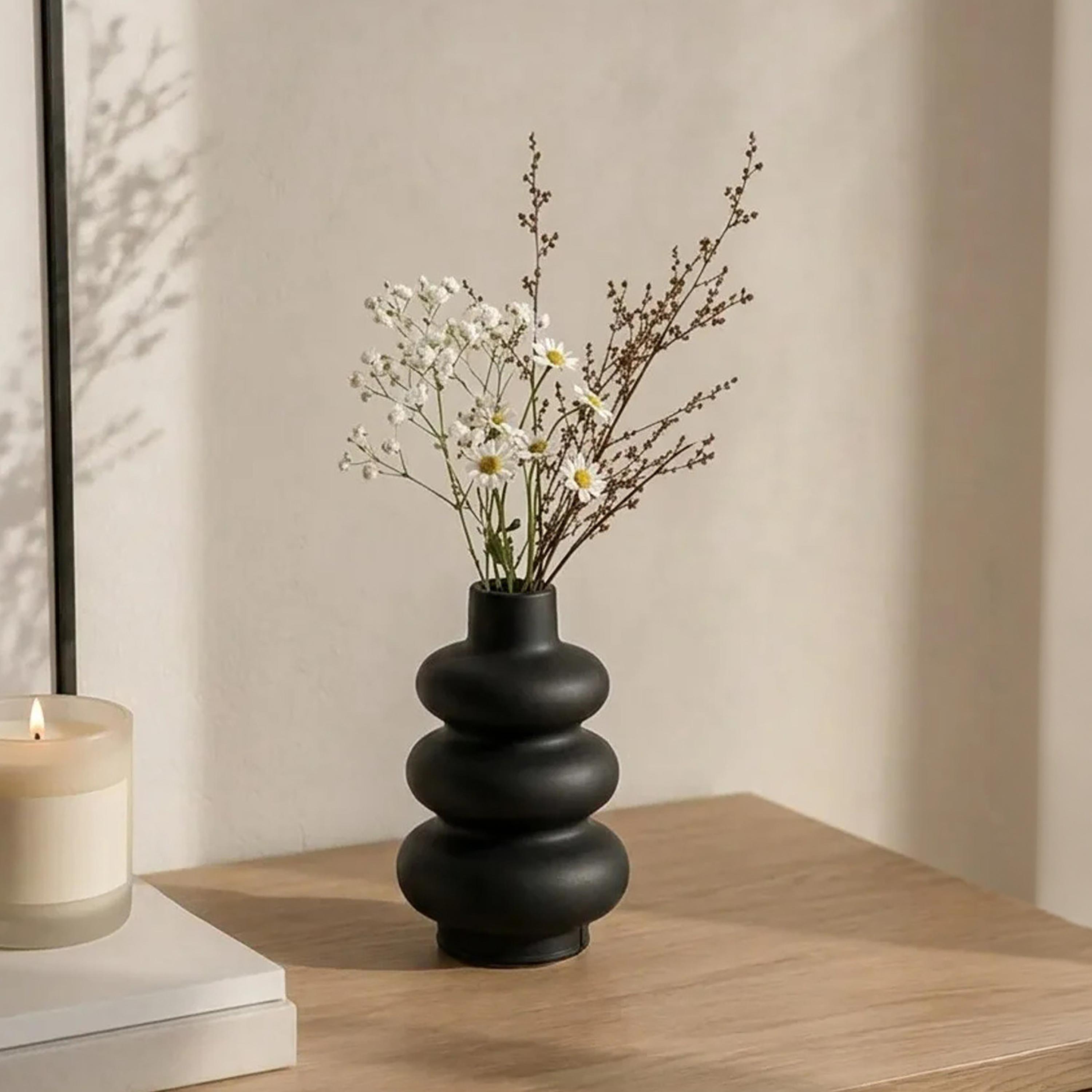 مزهرية بحلقات متراكبة سوداء من البوليريزين من ماريا هومز-household-decor-vasesandbowls-image-1
