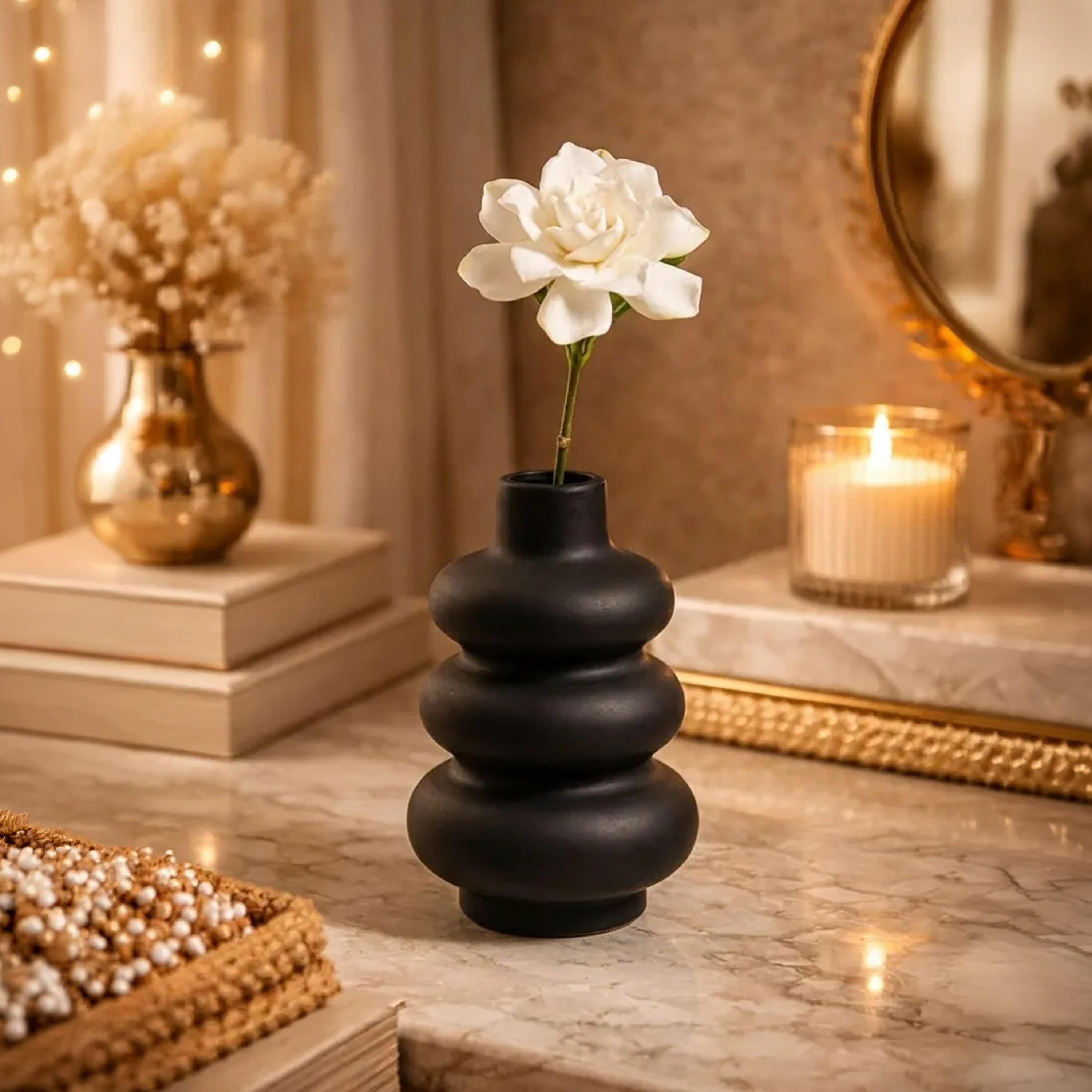 مزهرية بحلقات متراكبة سوداء من البوليريزين من ماريا هومز-household-decor-vasesandbowls-image-2