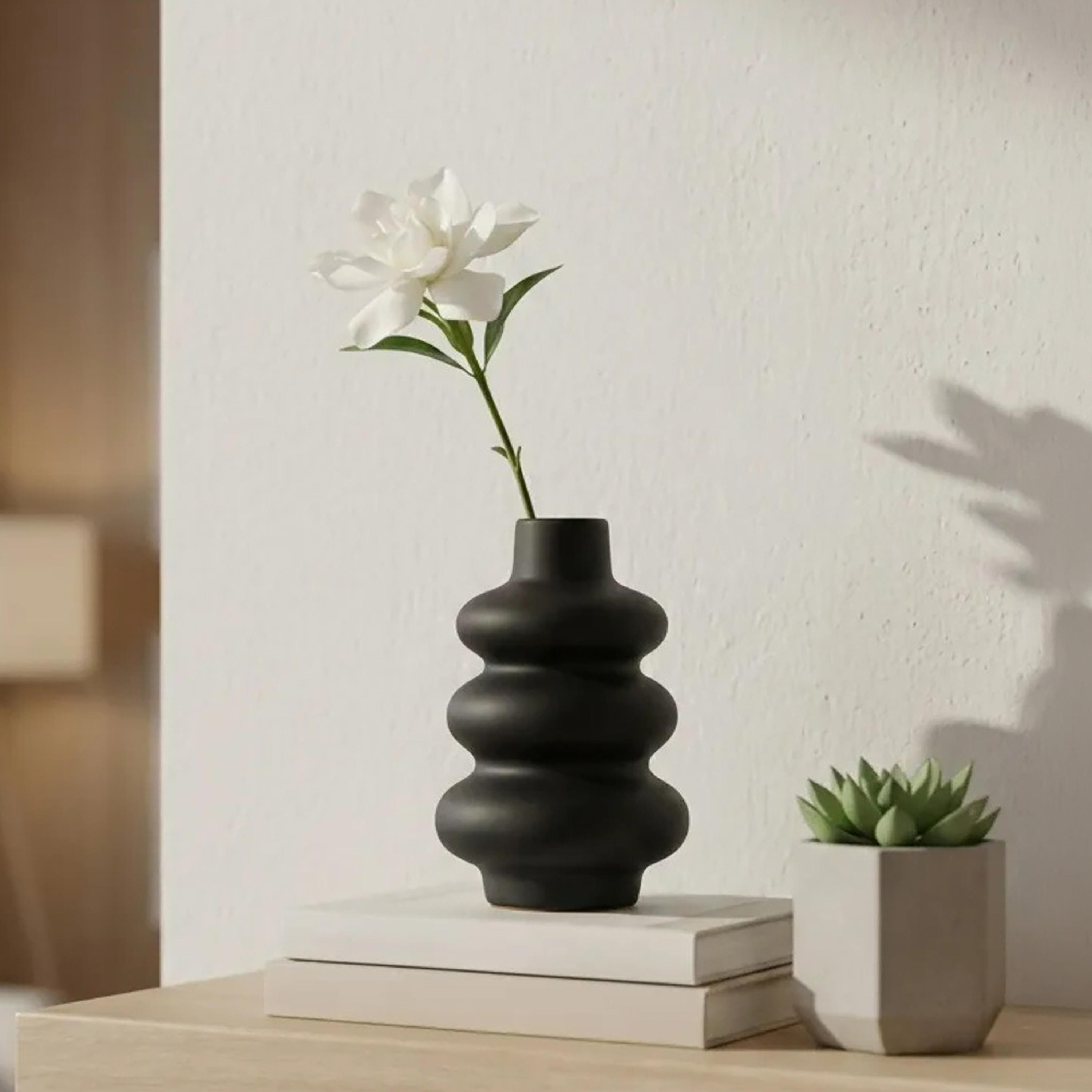 مزهرية بحلقات متراكبة سوداء من البوليريزين من ماريا هومز-household-decor-vasesandbowls-image-3