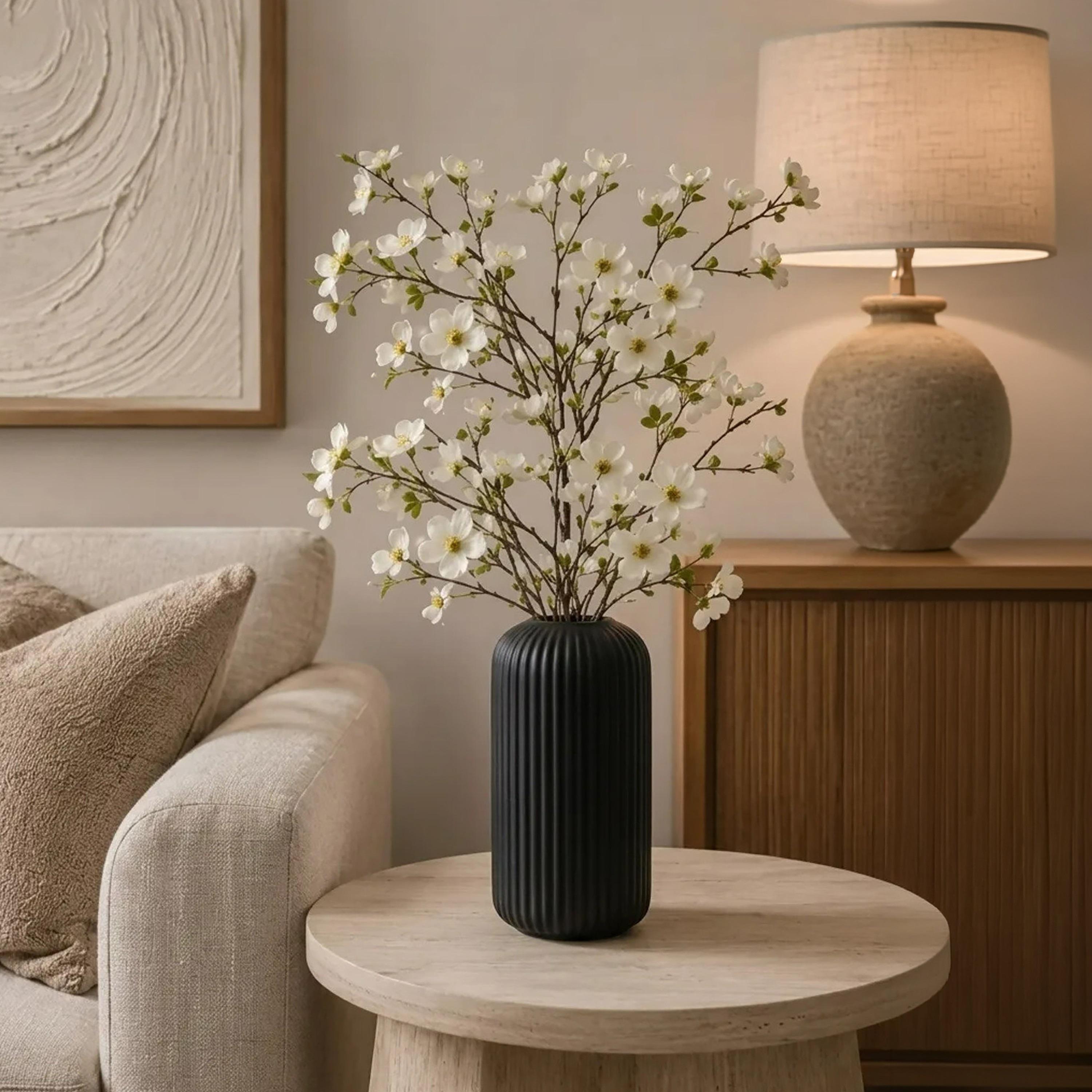 مزهرية بولي ريزين مضلعة سوداء من ماريا هومز-household-decor-vasesandbowls-image-2