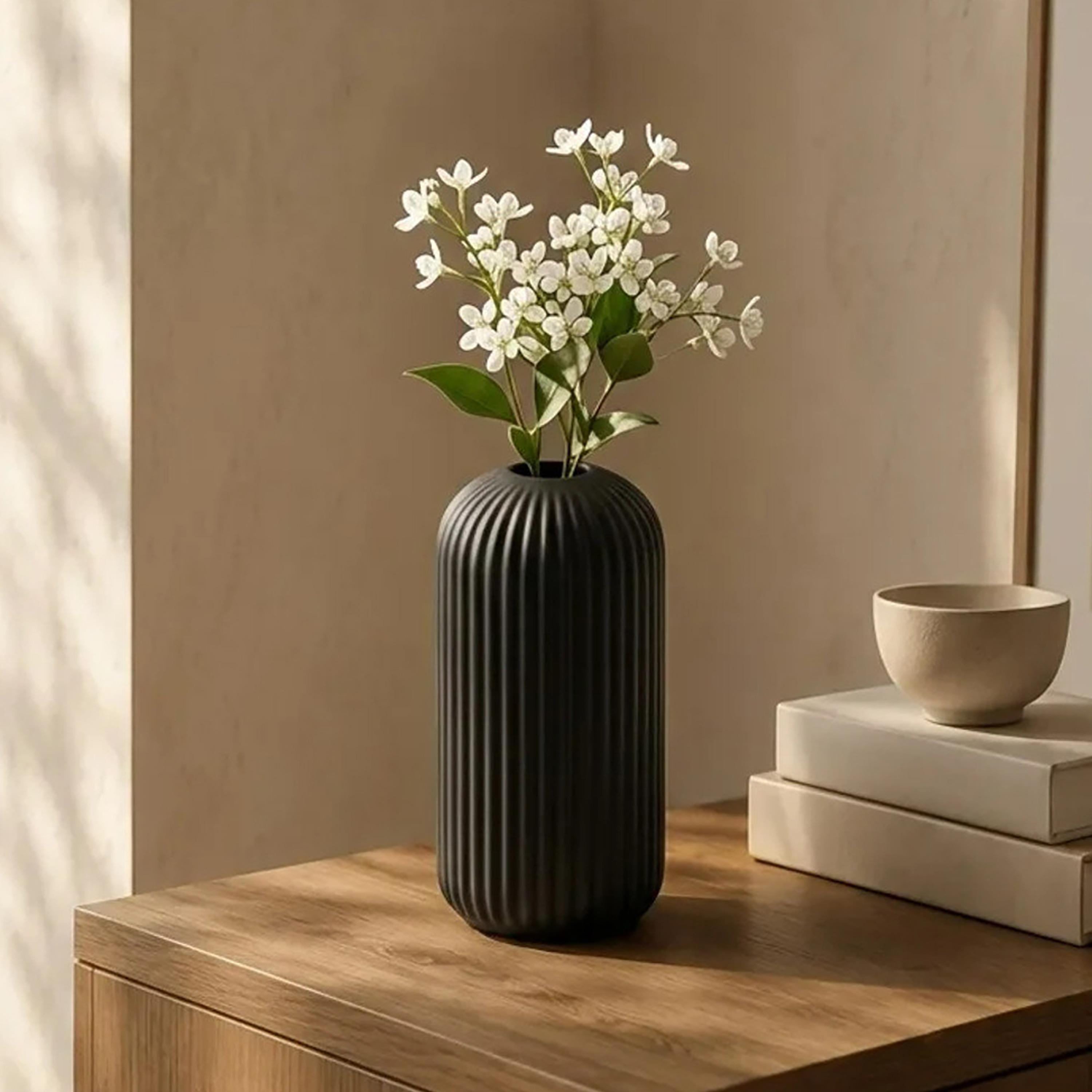 مزهرية بولي ريزين مضلعة سوداء من ماريا هومز-household-decor-vasesandbowls-image-3