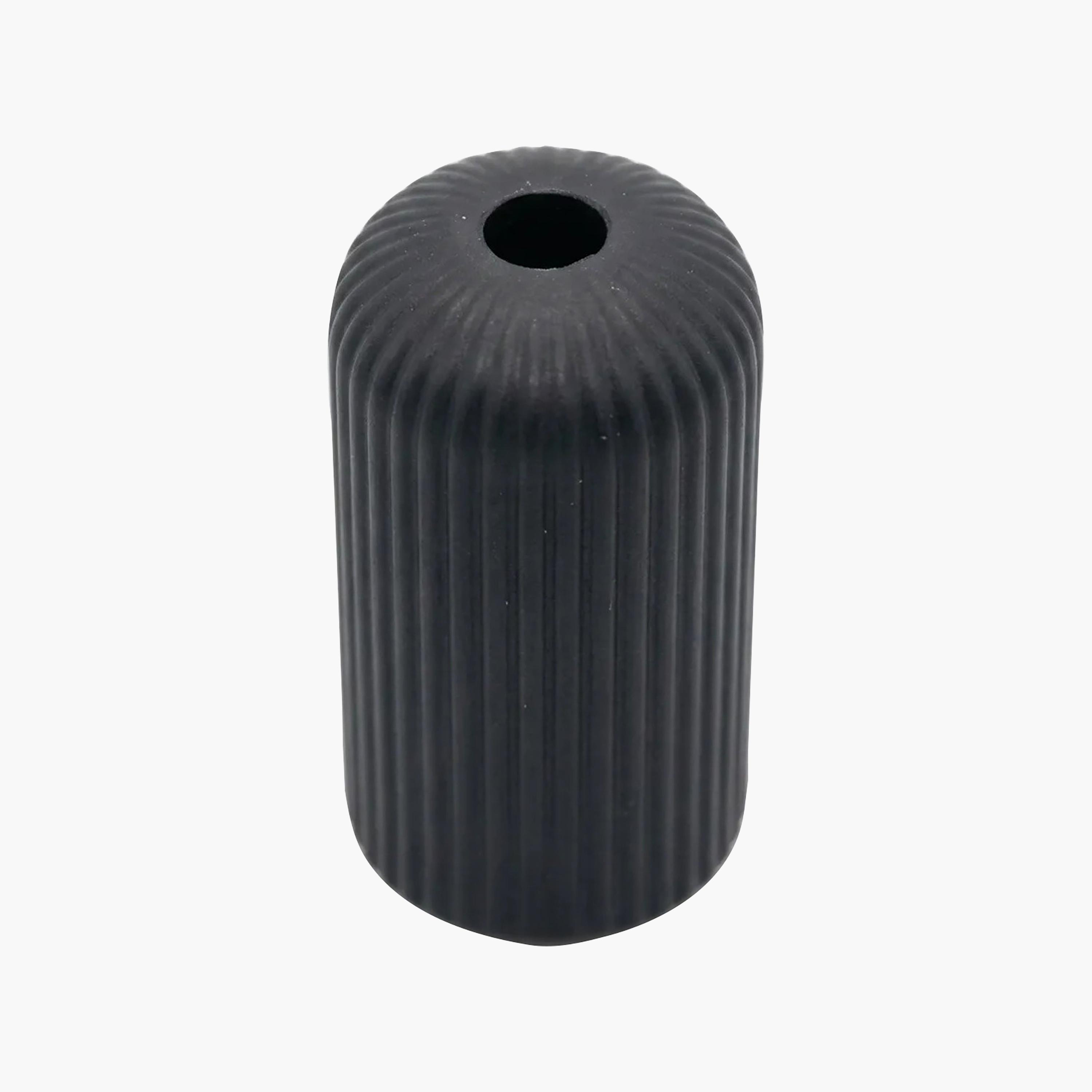 مزهرية بولي ريزين مضلعة سوداء من ماريا هومز-household-decor-vasesandbowls-image-5