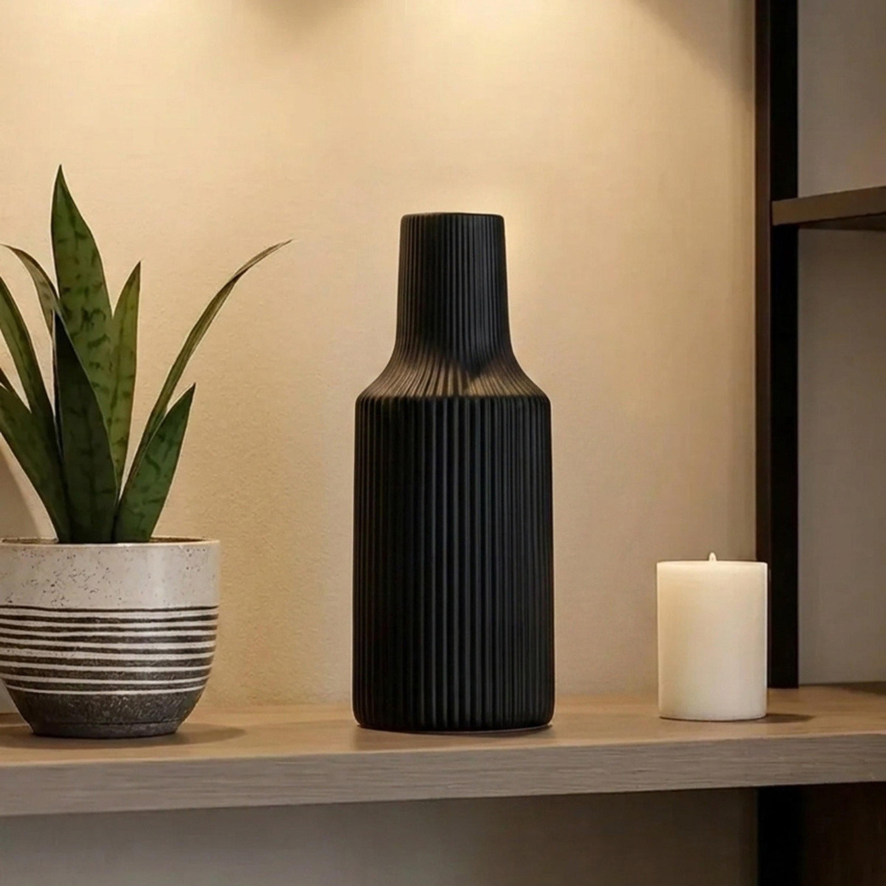 مزهرية سيراميك سوداء بتصميم مضلع من ماريا هومز-household-decor-vasesandbowls-image-1