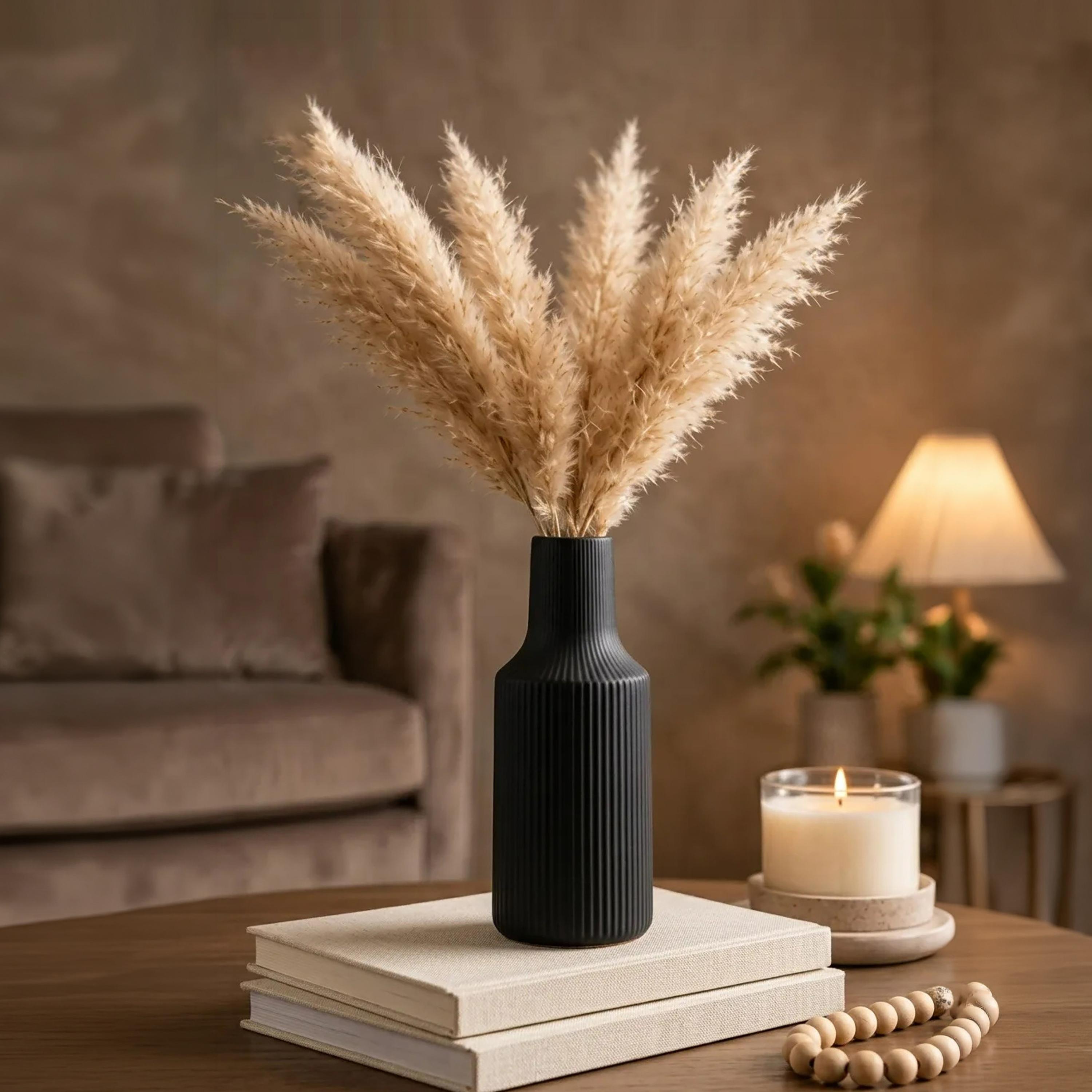 مزهرية سيراميك سوداء بتصميم مضلع من ماريا هومز-household-decor-vasesandbowls-image-2