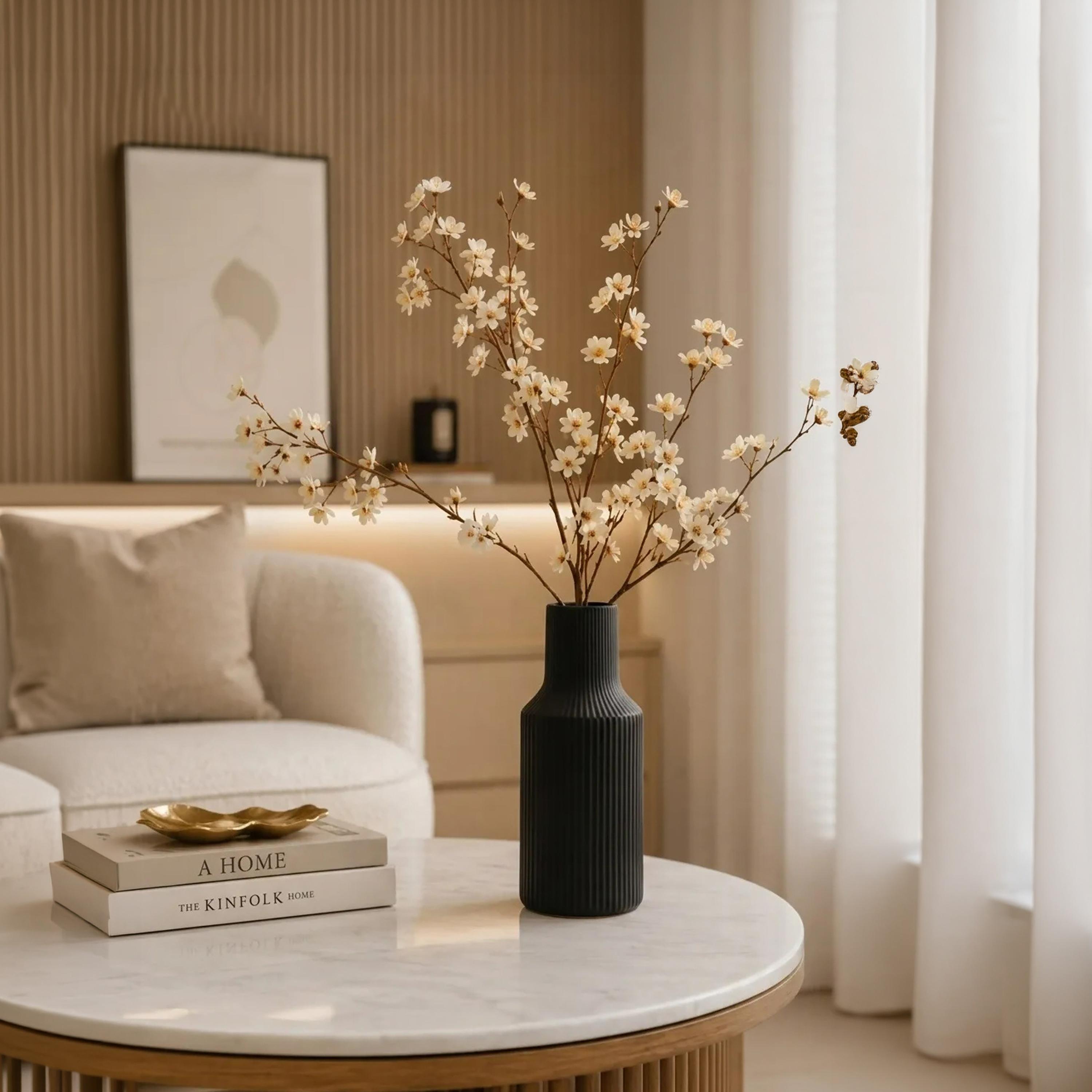 مزهرية سيراميك سوداء بتصميم مضلع من ماريا هومز-household-decor-vasesandbowls-image-3