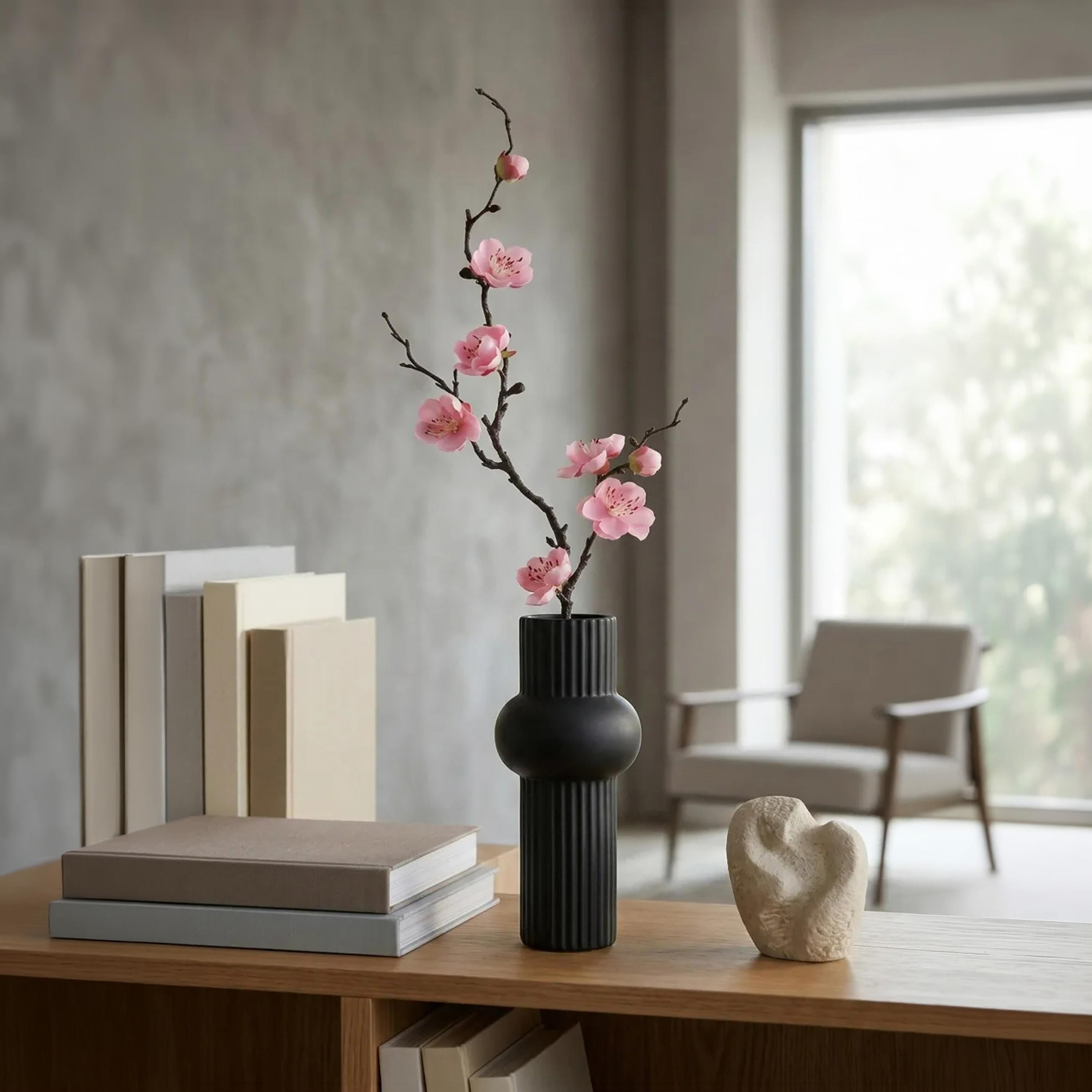 مزهرية سيراميك سوداء بتصميم مضلع من ماريا هومز-household-decor-vasesandbowls-image-2