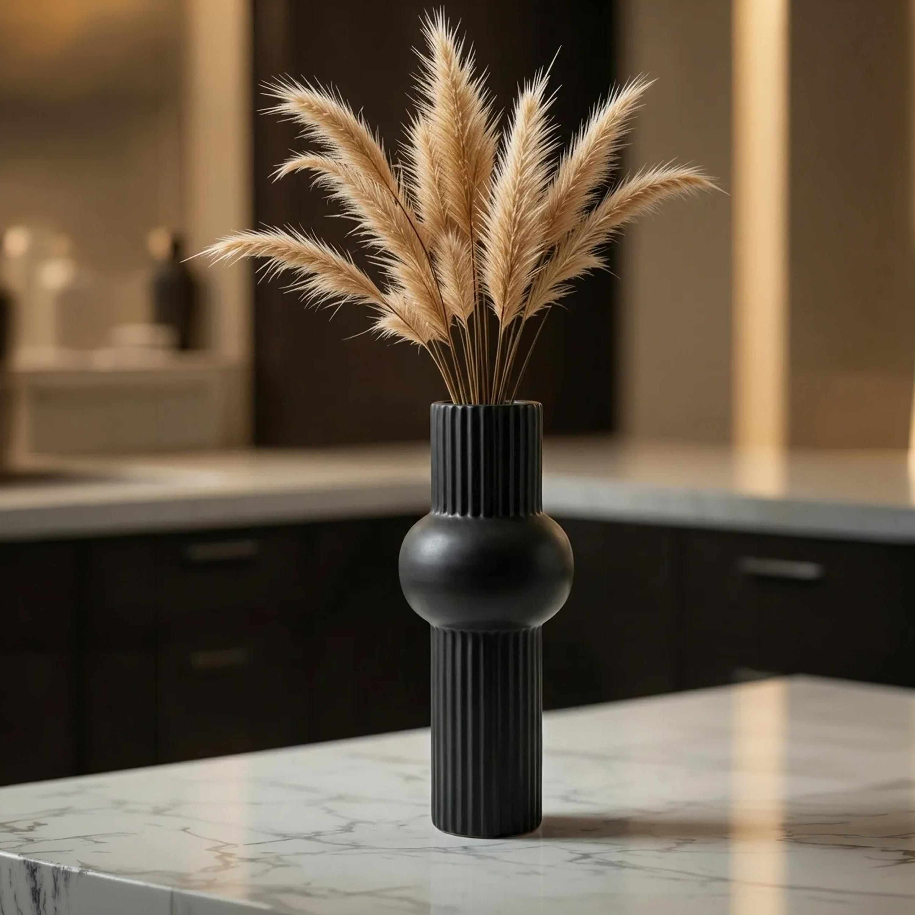 مزهرية سيراميك سوداء بتصميم مضلع من ماريا هومز-household-decor-vasesandbowls-image-3