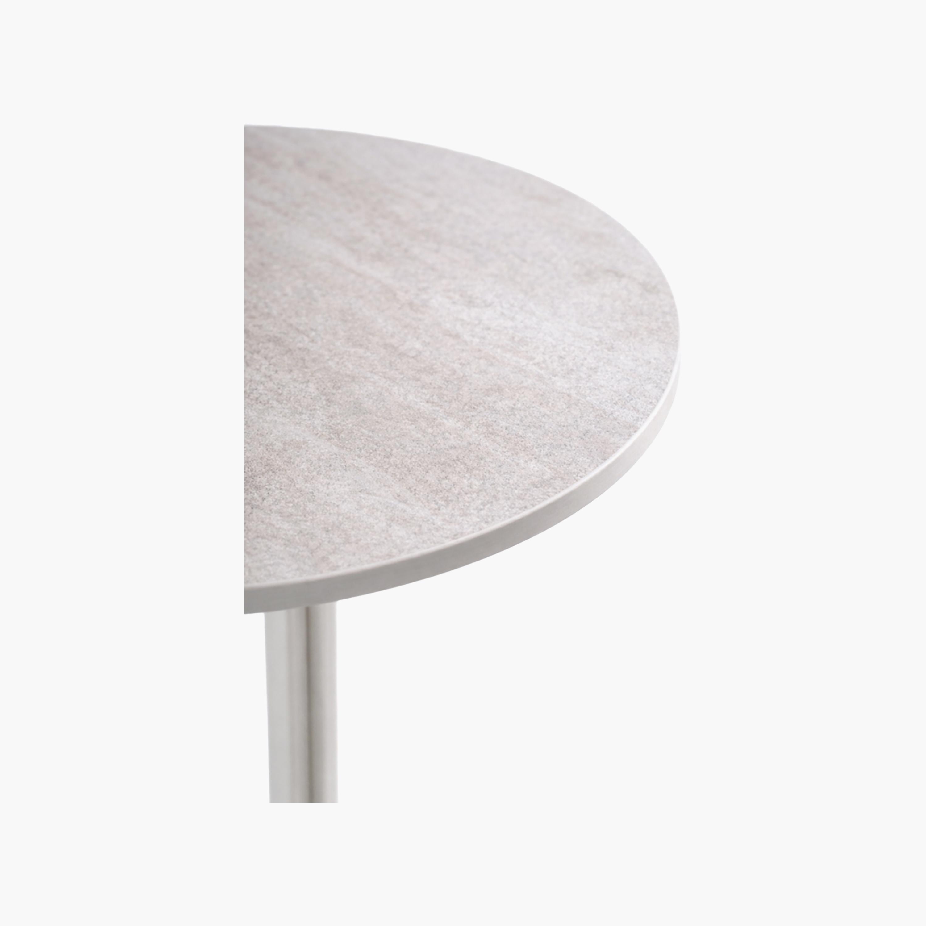 طاولة جانبية بقاعدة سيراميك من ماريا هومز-furniture-livingroom-sideandendtables-image-3