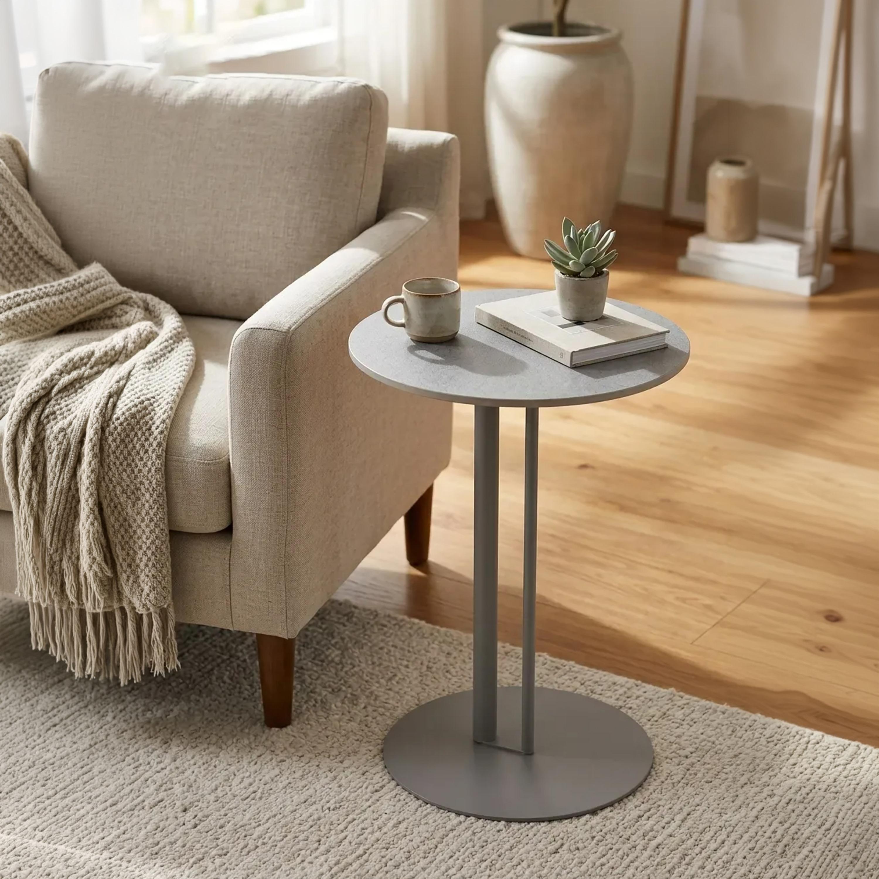 طاولة جانبية معدنية بقاعدة عمودية من ماريا هومز-furniture-livingroom-sideandendtables-image-1