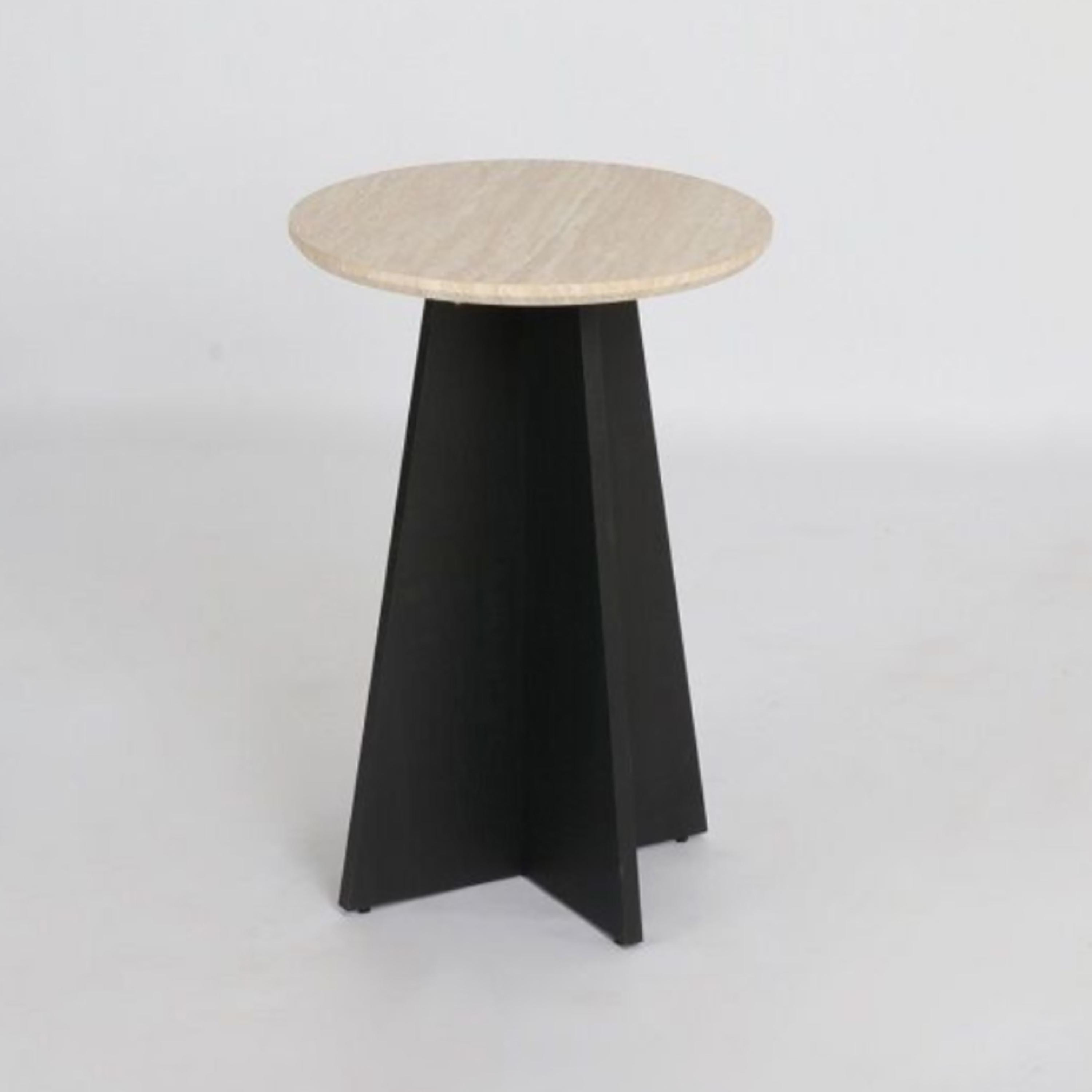 طاولة جانبية رخامية بقاعدة ركيزة من ماريا هومز-furniture-livingroom-sideandendtables-image-5