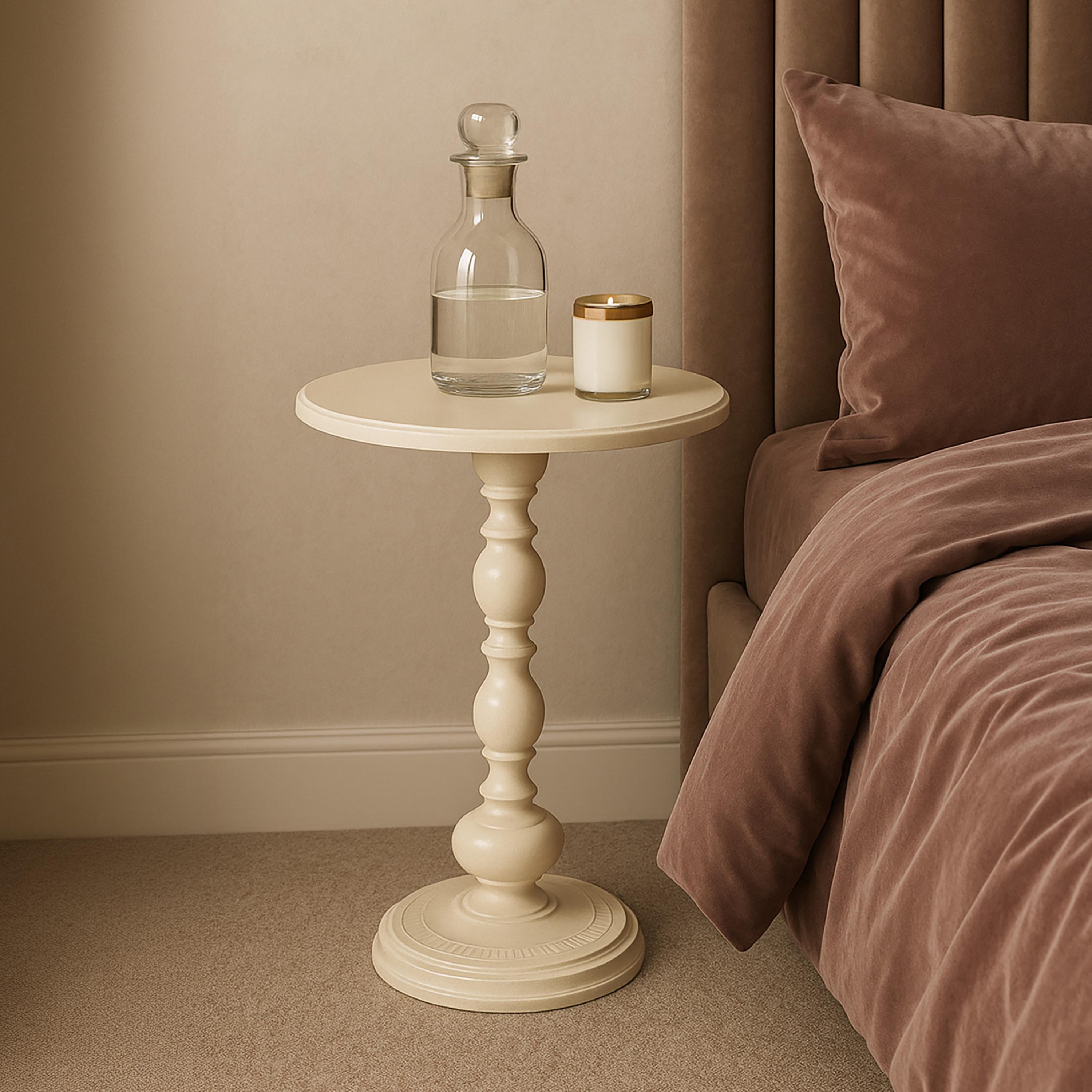 طاولة جانبية خشبية بقاعدة عمودية من ماريا هومز-furniture-livingroom-sideandendtables-image-1
