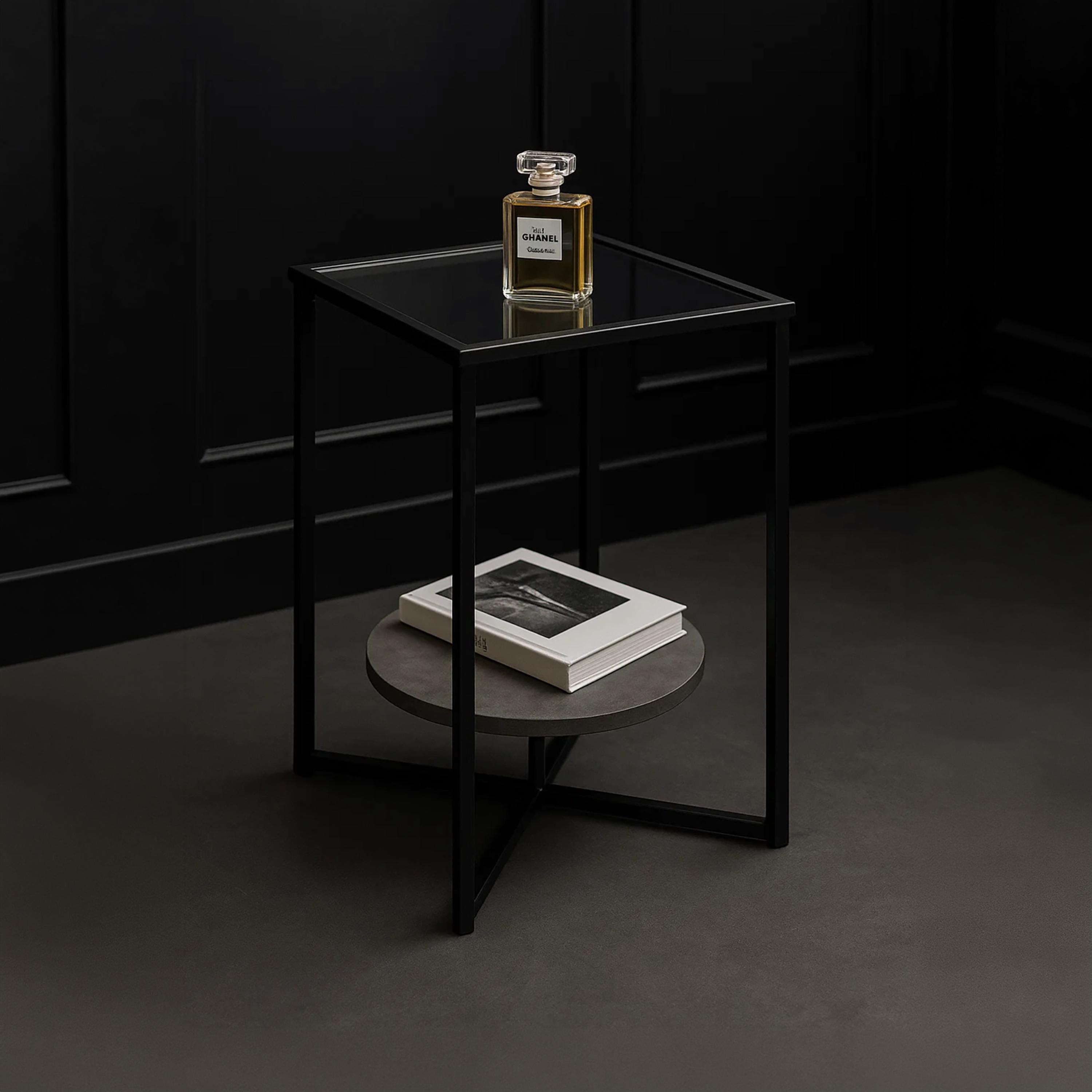 طاولة جانبية زجاجية بقاعدة عمودية من ماريا هومز-furniture-livingroom-sideandendtables-image-3