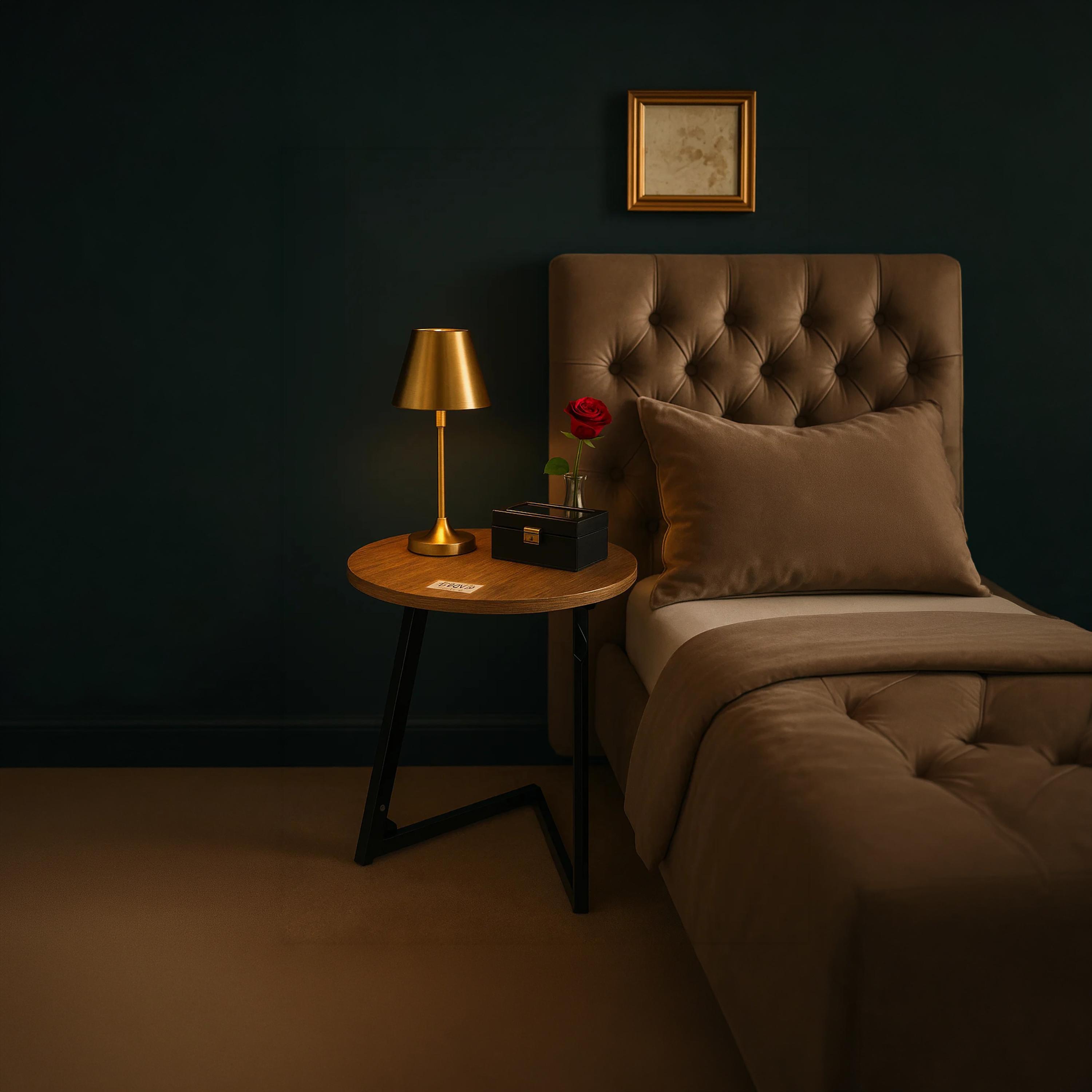 طاولة جانبية خشبية بقاعدة مجسمة من ماريا هومز-furniture-livingroom-sideandendtables-image-4