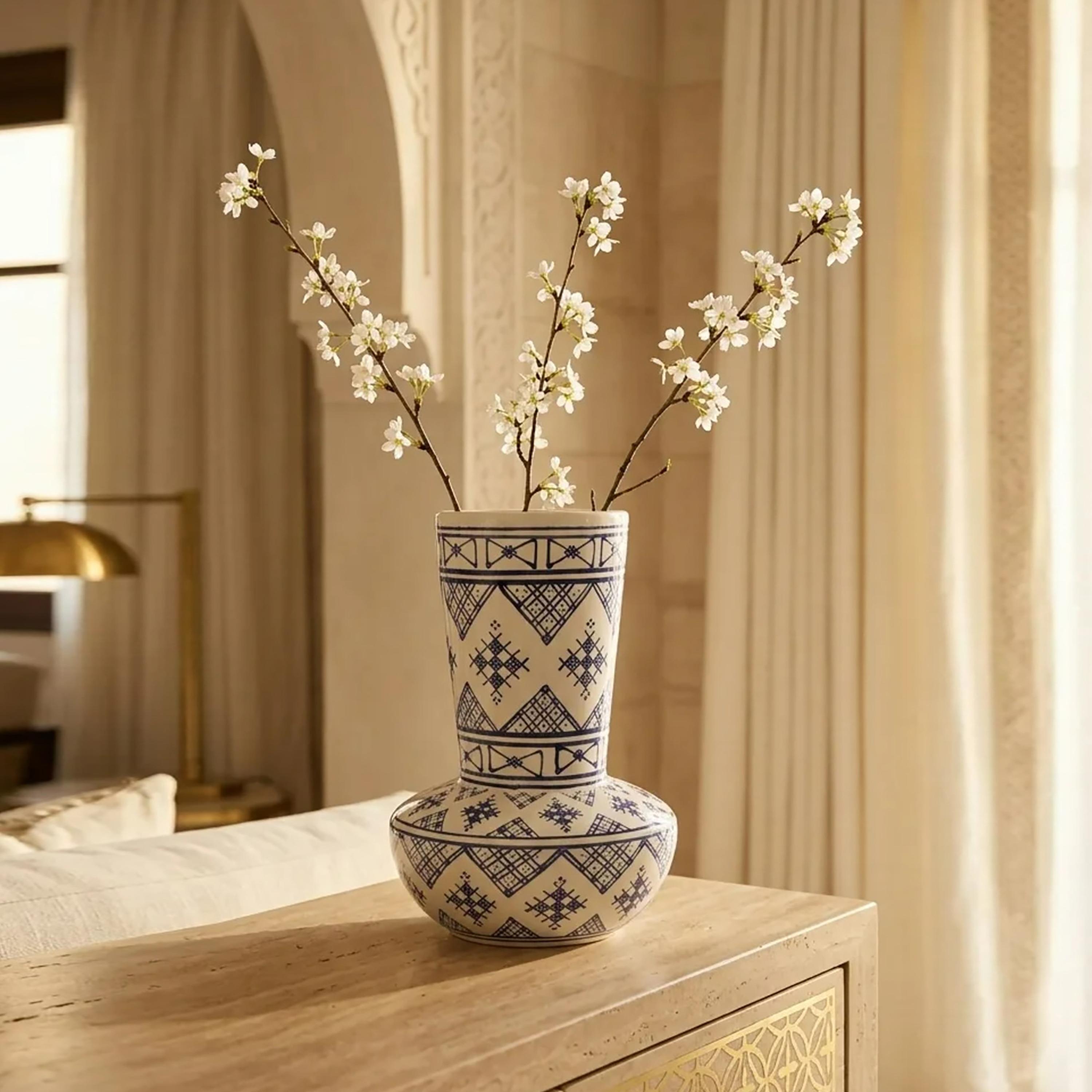 مزهرية سيراميك بتصميم عصري بنقشات زرقاء وبيضاء وقاعدة مستديرة من ماريا هومز-household-decor-vasesandbowls-image-1