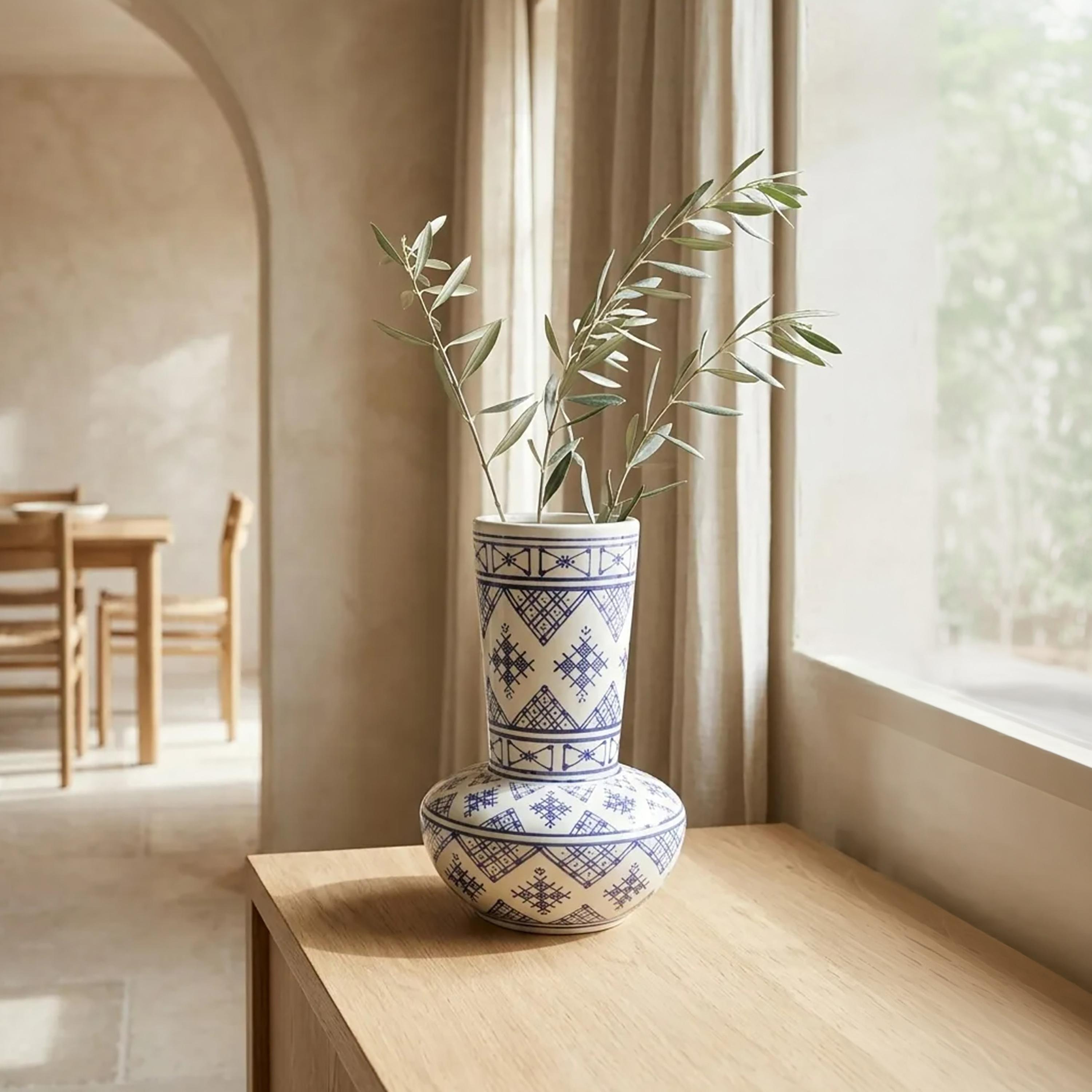 مزهرية سيراميك بتصميم عصري بنقشات زرقاء وبيضاء وقاعدة مستديرة من ماريا هومز-household-decor-vasesandbowls-image-2