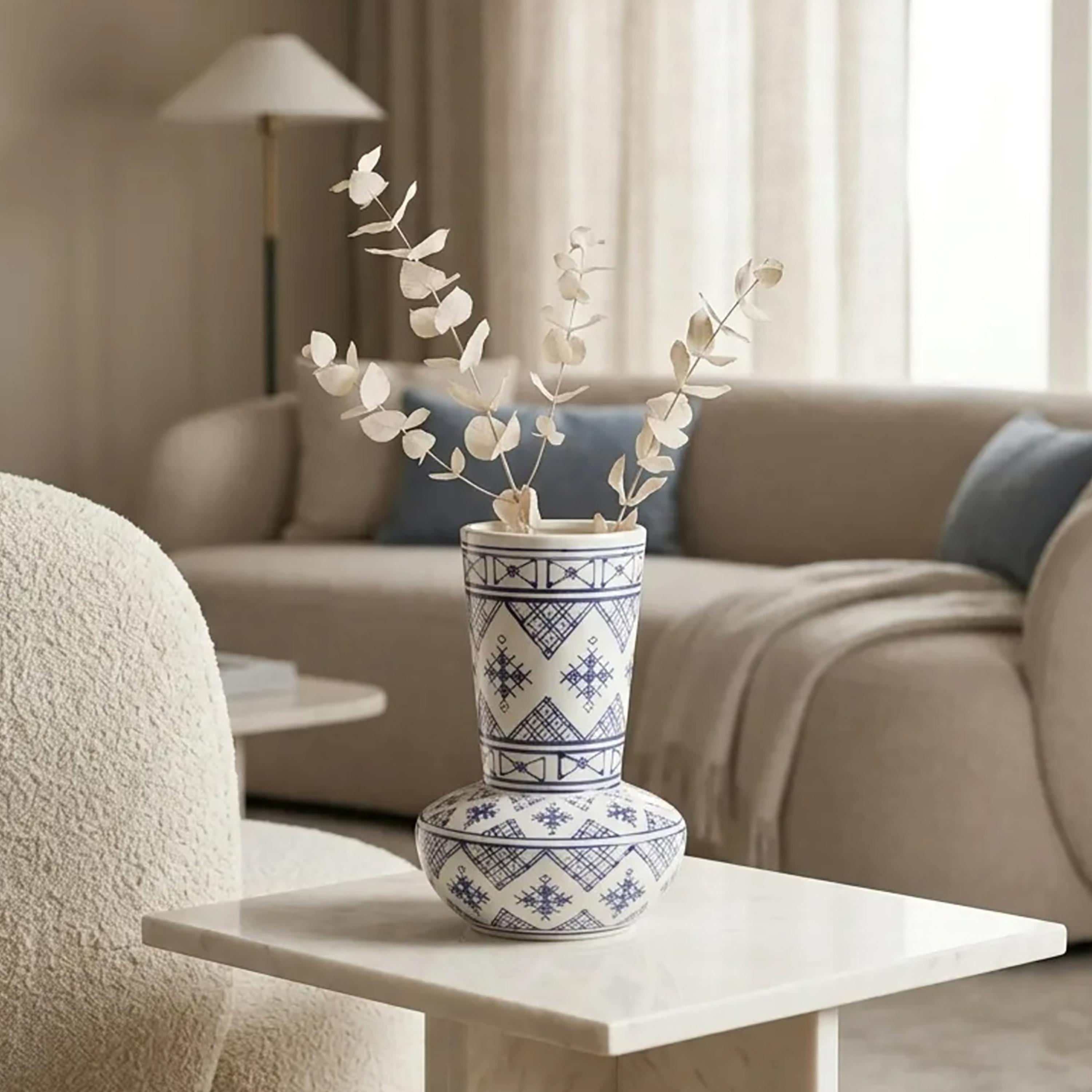 مزهرية سيراميك بتصميم عصري بنقشات زرقاء وبيضاء وقاعدة مستديرة من ماريا هومز-household-decor-vasesandbowls-image-3