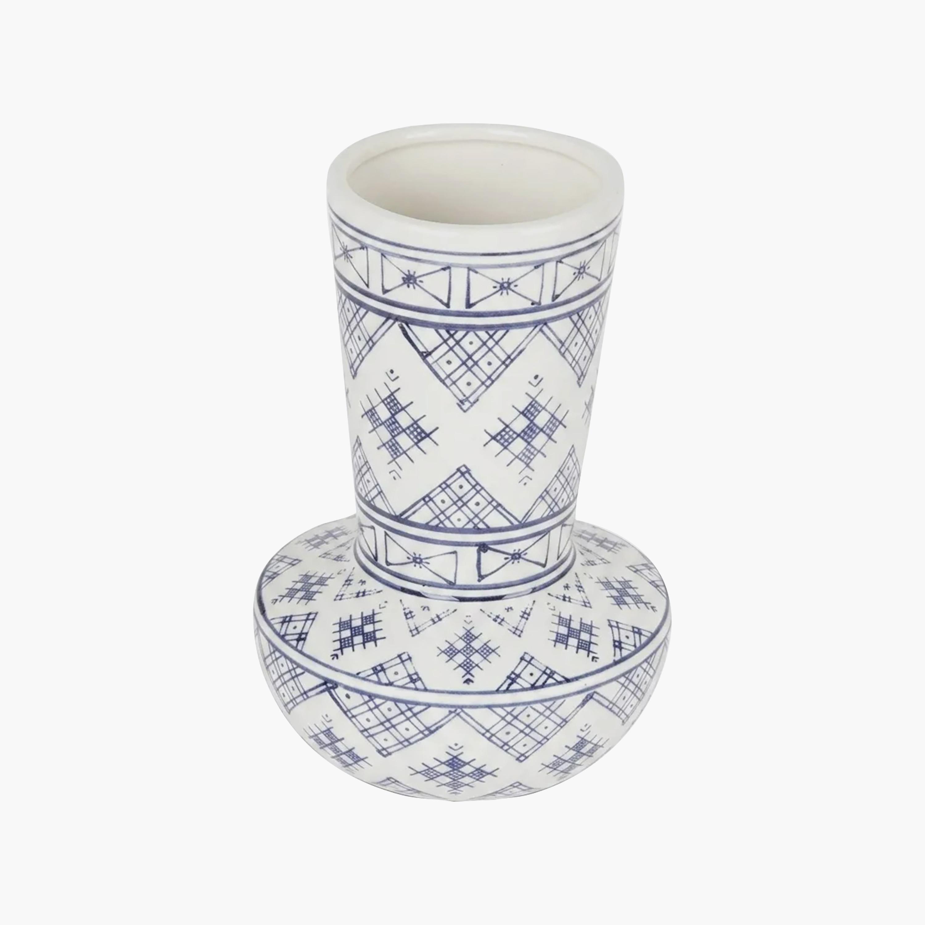 مزهرية سيراميك بتصميم عصري بنقشات زرقاء وبيضاء وقاعدة مستديرة من ماريا هومز-household-decor-vasesandbowls-image-5