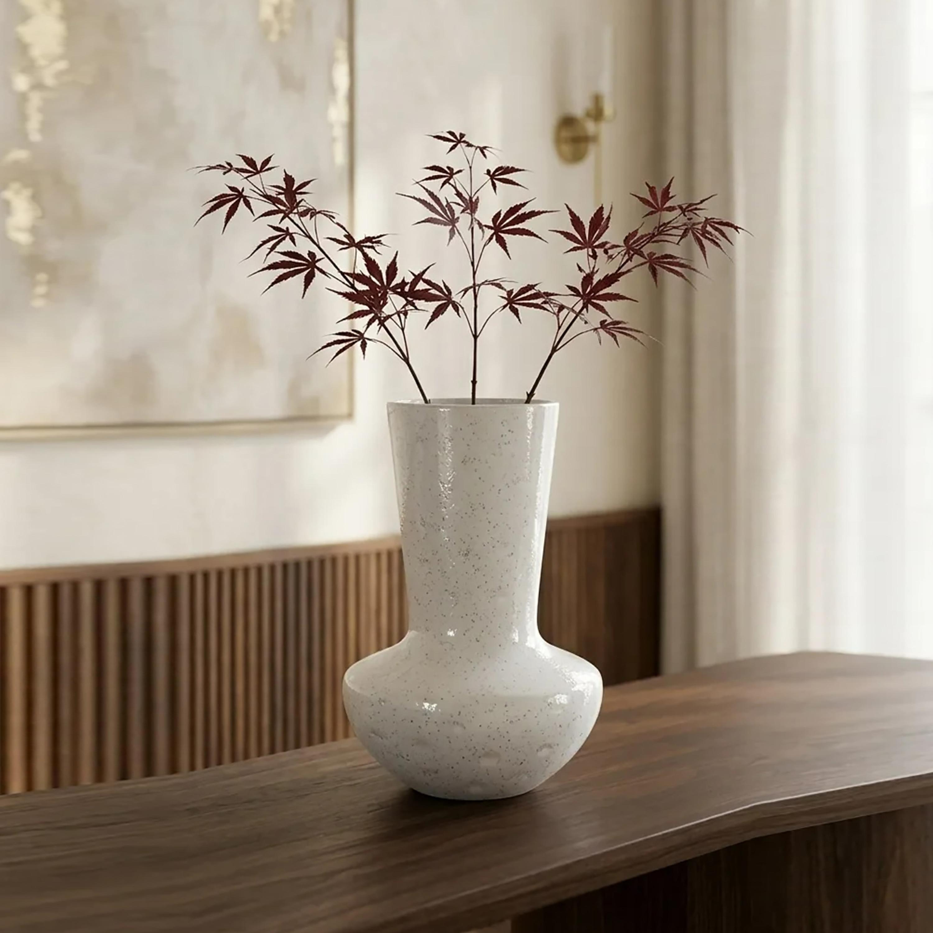 مزهرية سيراميك بملمس مميز بلون أبيض برقبة طويلة وقاعدة مستديرة من ماريا هومز-household-decor-vasesandbowls-image-1