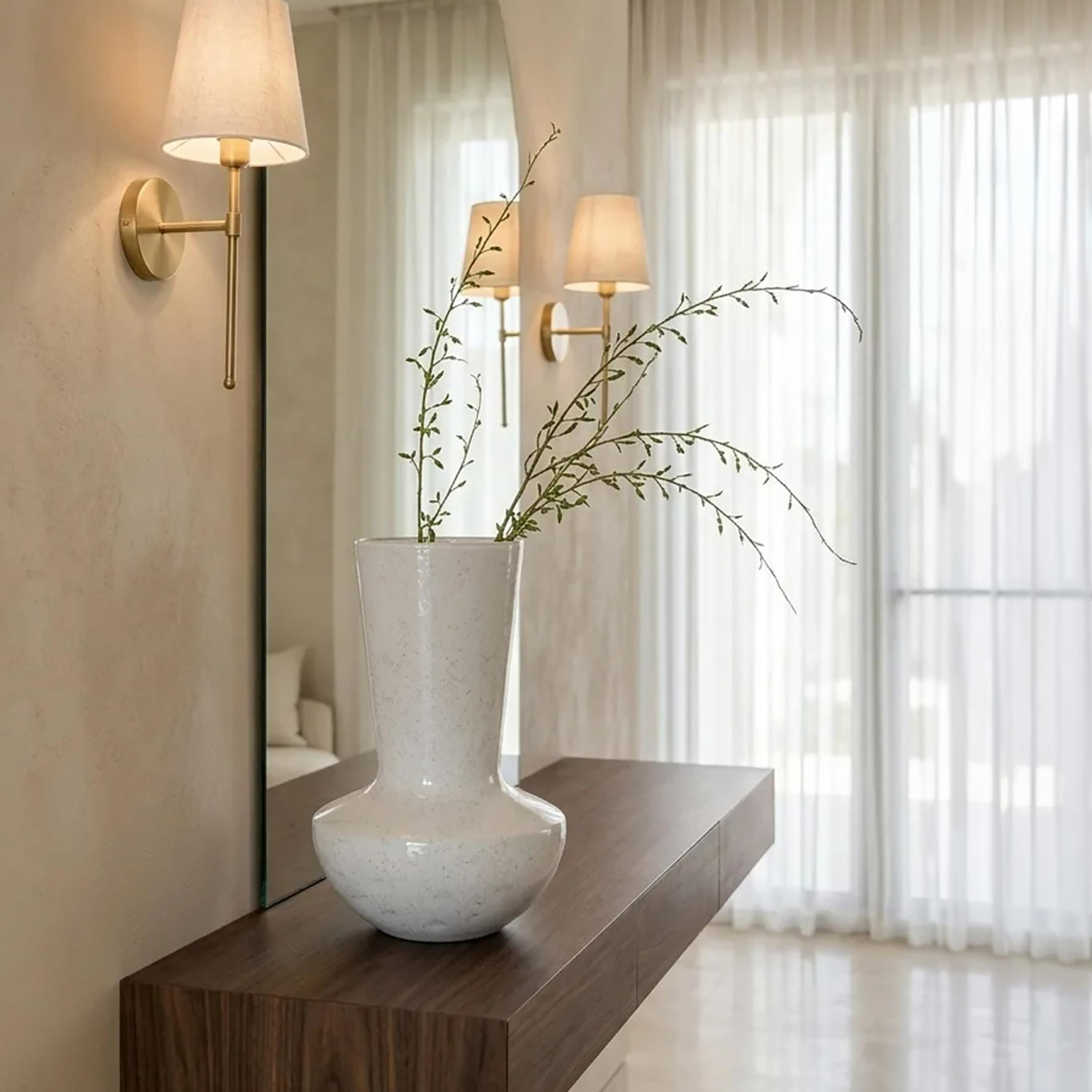 مزهرية سيراميك بملمس مميز بلون أبيض برقبة طويلة وقاعدة مستديرة من ماريا هومز-household-decor-vasesandbowls-image-2