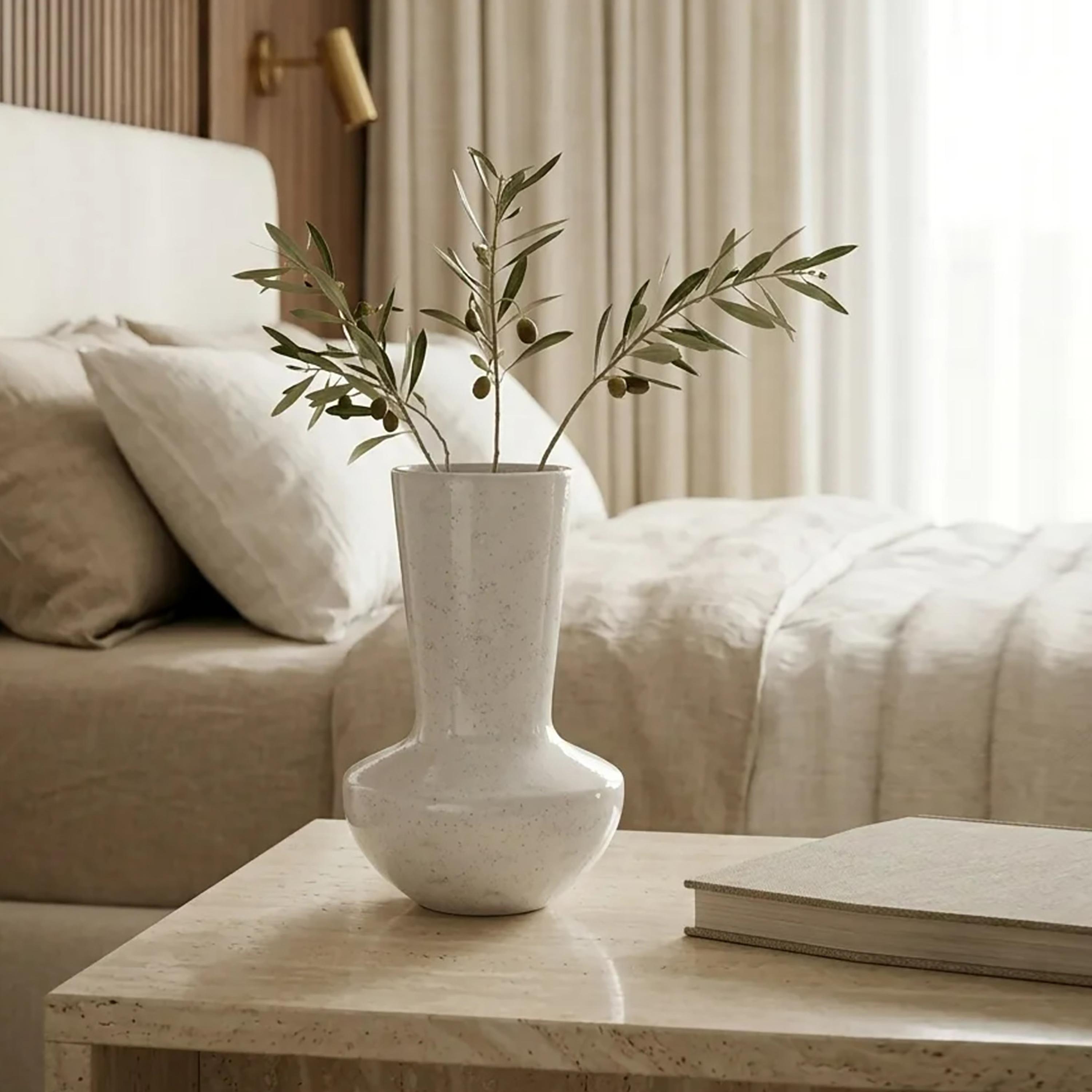 مزهرية سيراميك بملمس مميز بلون أبيض برقبة طويلة وقاعدة مستديرة من ماريا هومز-household-decor-vasesandbowls-image-3