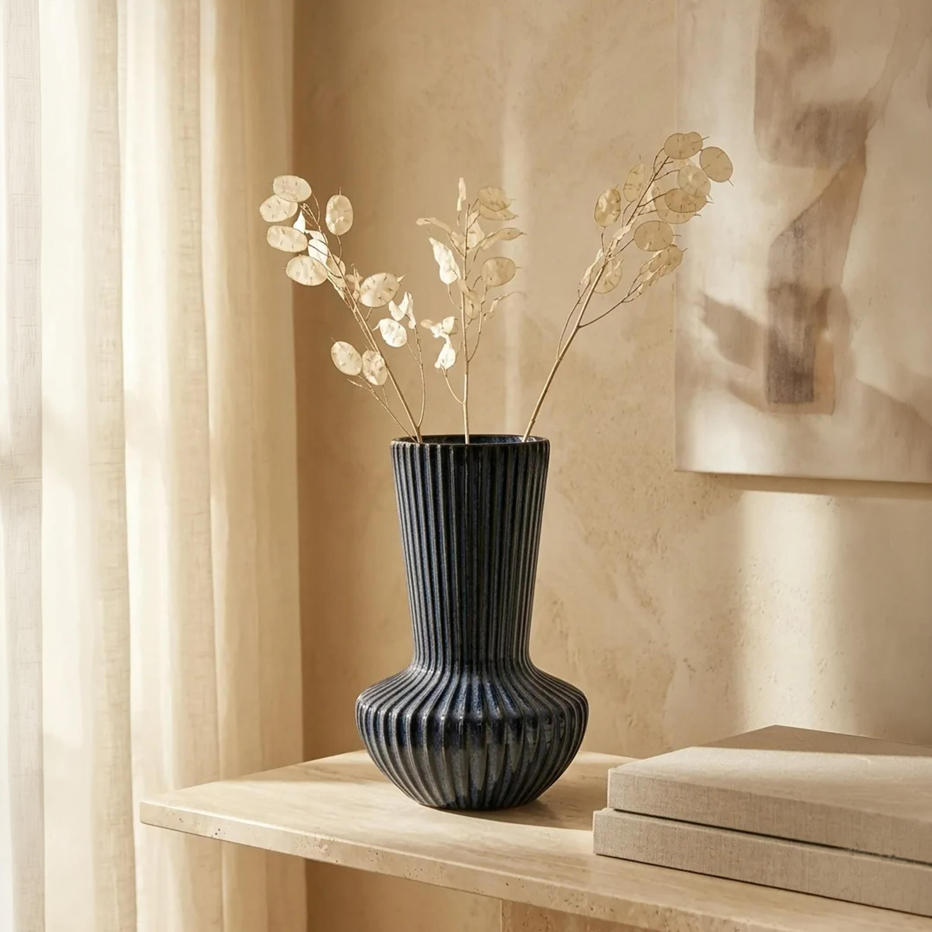 مزهرية سيراميك مضلعة زرقاء عصرية بقاعدة دائرية من ماريا هومز-household-decor-vasesandbowls-image-1