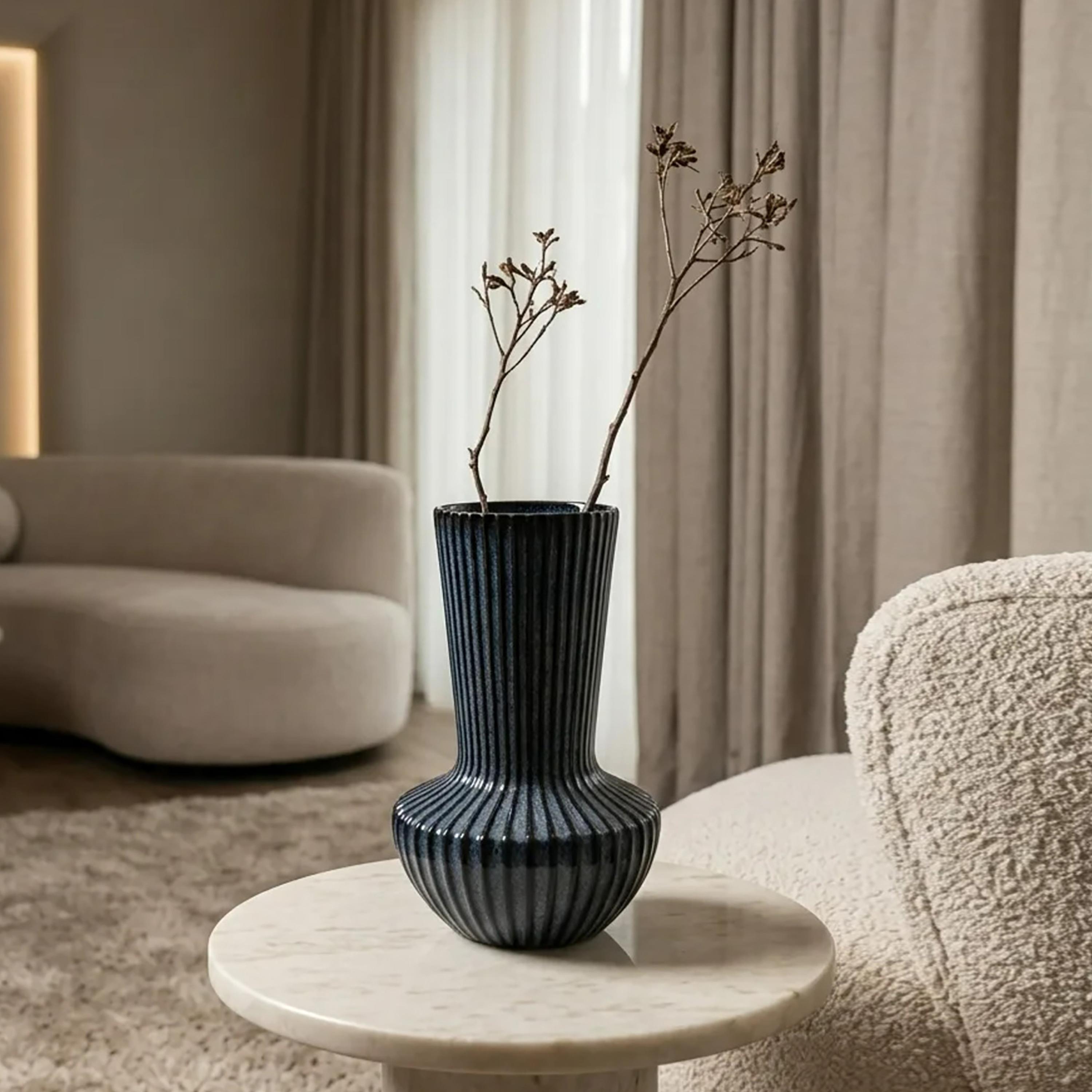 مزهرية سيراميك مضلعة زرقاء عصرية بقاعدة دائرية من ماريا هومز-household-decor-vasesandbowls-image-2