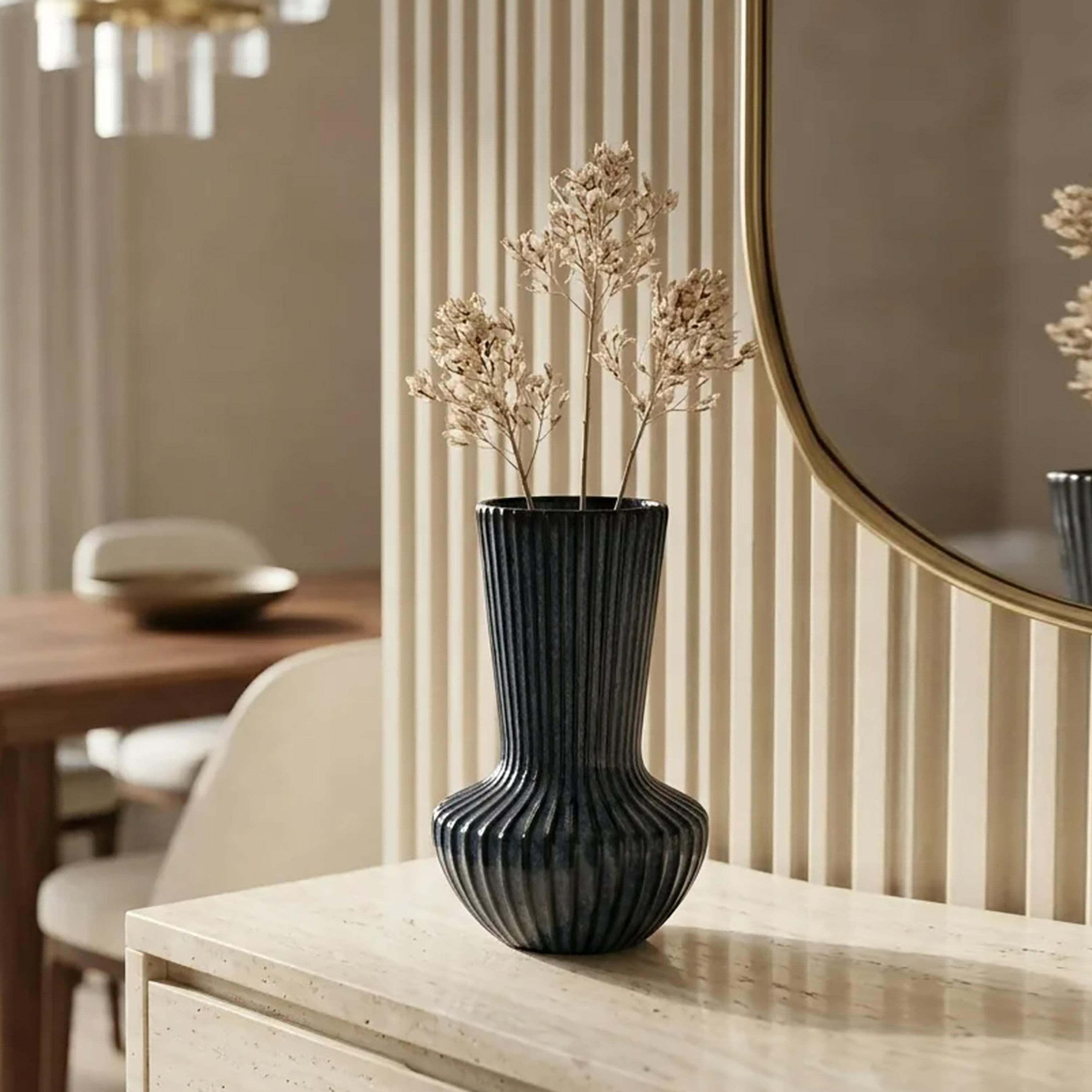 مزهرية سيراميك مضلعة زرقاء عصرية بقاعدة دائرية من ماريا هومز-household-decor-vasesandbowls-image-3