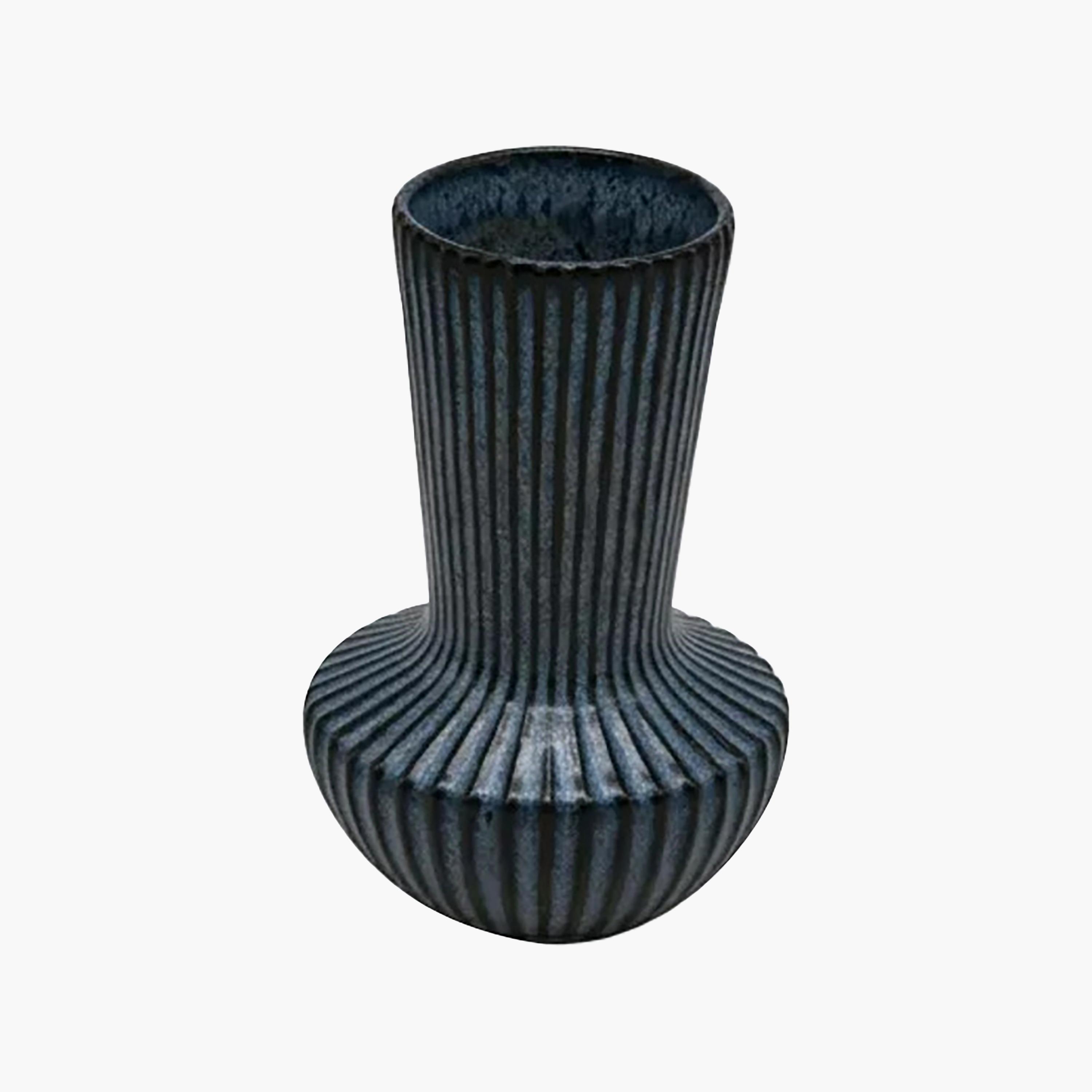 مزهرية سيراميك مضلعة زرقاء عصرية بقاعدة دائرية من ماريا هومز-household-decor-vasesandbowls-image-5