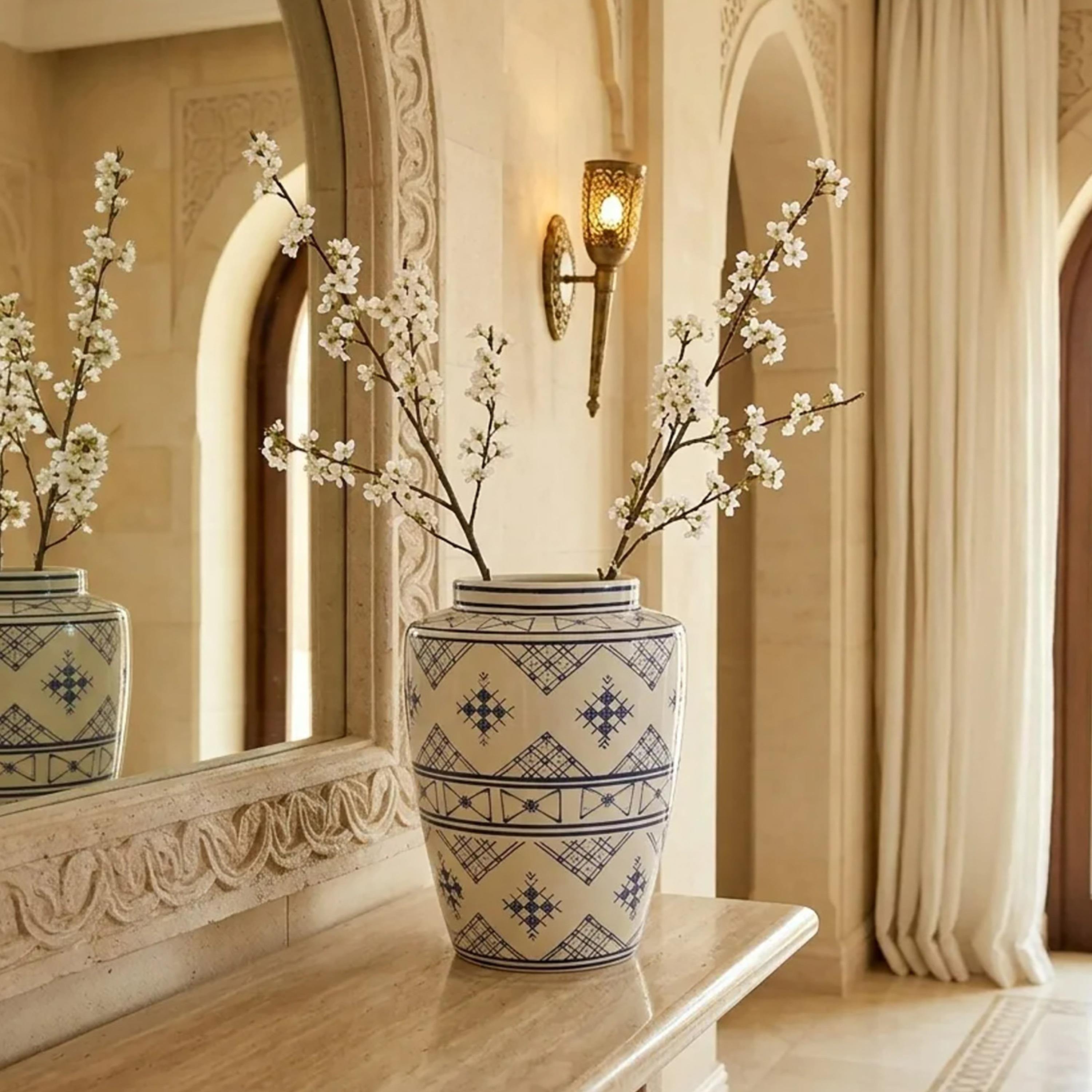 مزهرية سيراميك بنقشة هندسية بتصميم أزرق وأبيض عصري من ماريا هومز-household-decor-vasesandbowls-image-1