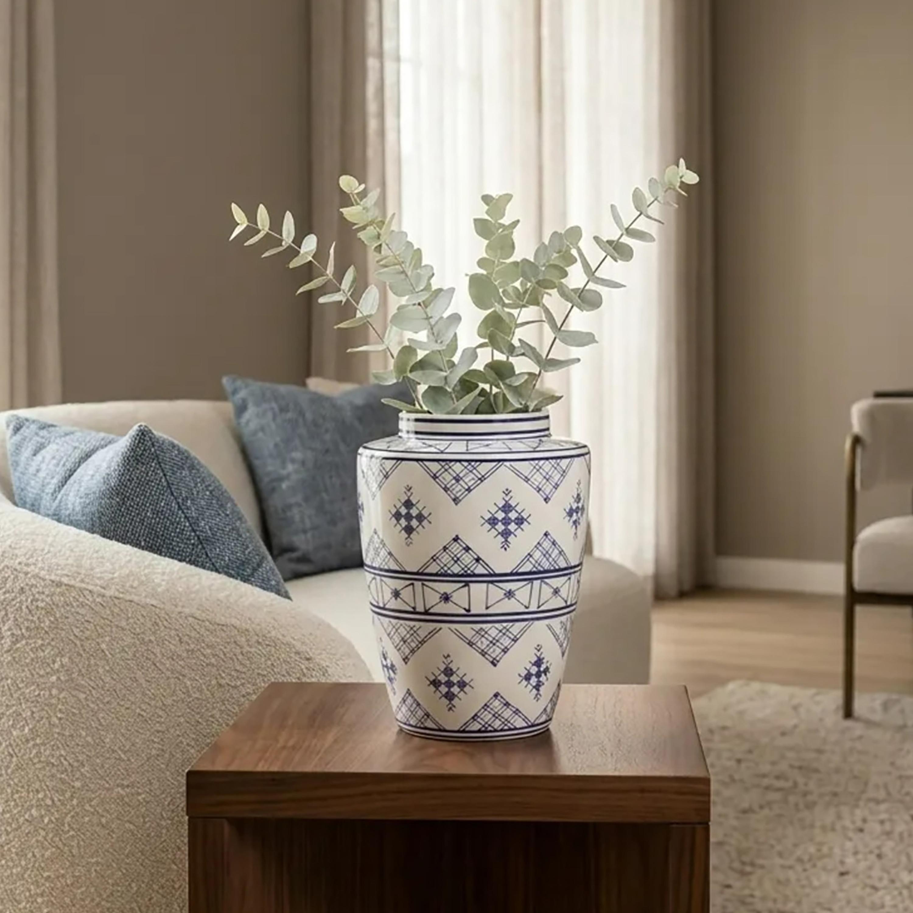 مزهرية سيراميك بنقشة هندسية بتصميم أزرق وأبيض عصري من ماريا هومز-household-decor-vasesandbowls-image-2